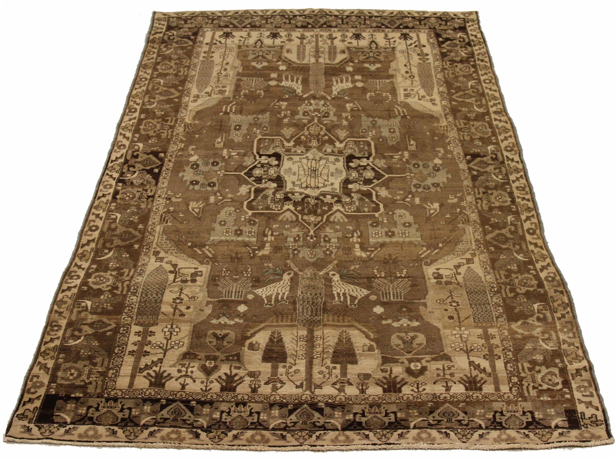 Entdecken Sie die Eleganz des persischen Kolyai mit dem kleinen Teppich CIRCA 1880. Dieses exklusive Design aus Wolle und Braun-Elfenbein-Taupe ist perfekt, um Ihren Raum zu verschönern.