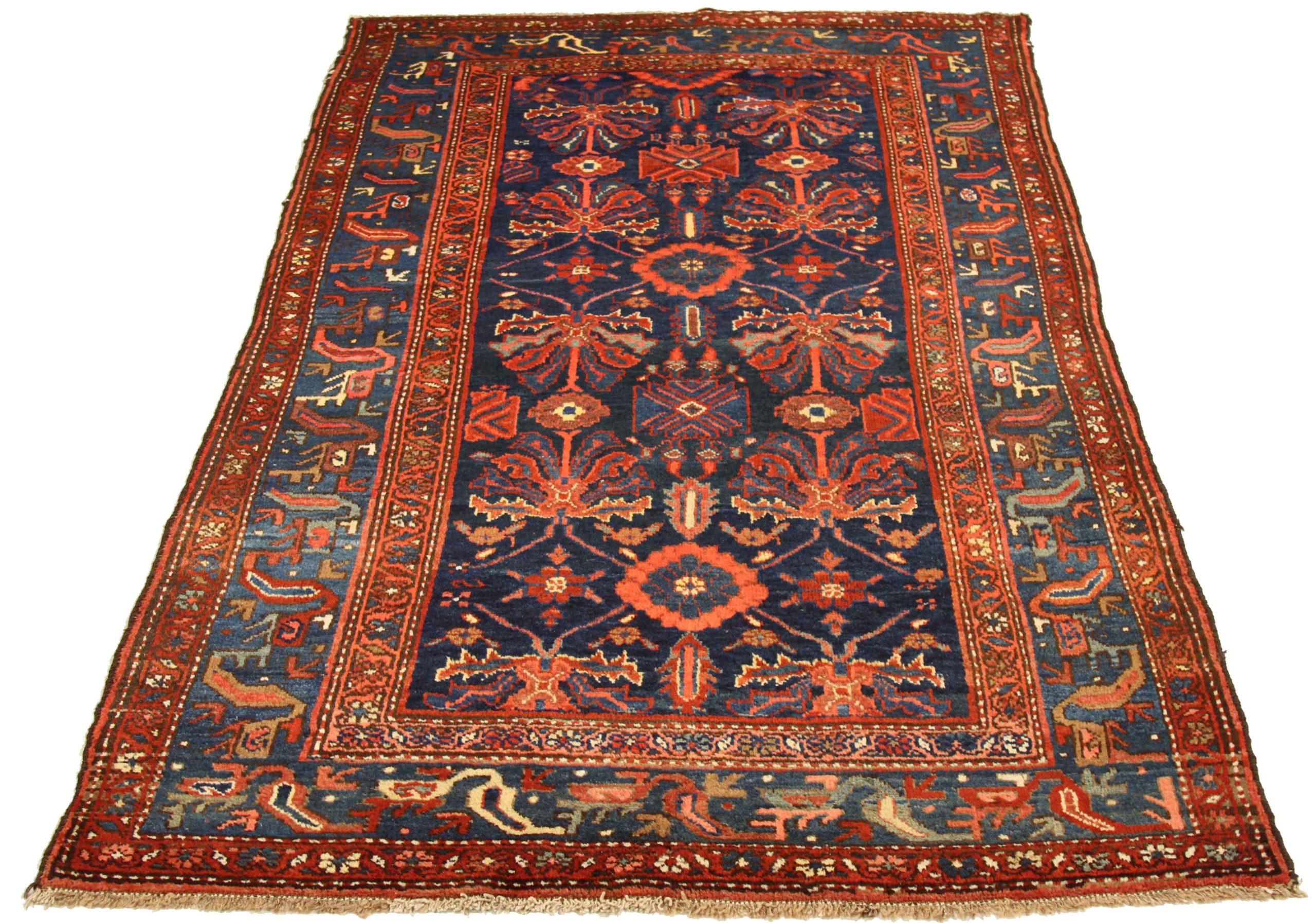 Entdecken Sie die Eleganz des persischen Kolyai mit dem kleinen Teppich CIRCA 1880. Dieses exklusive Design aus Wolle und Marineblau-Rot ist perfekt, um Ihren Raum zu verschönern.