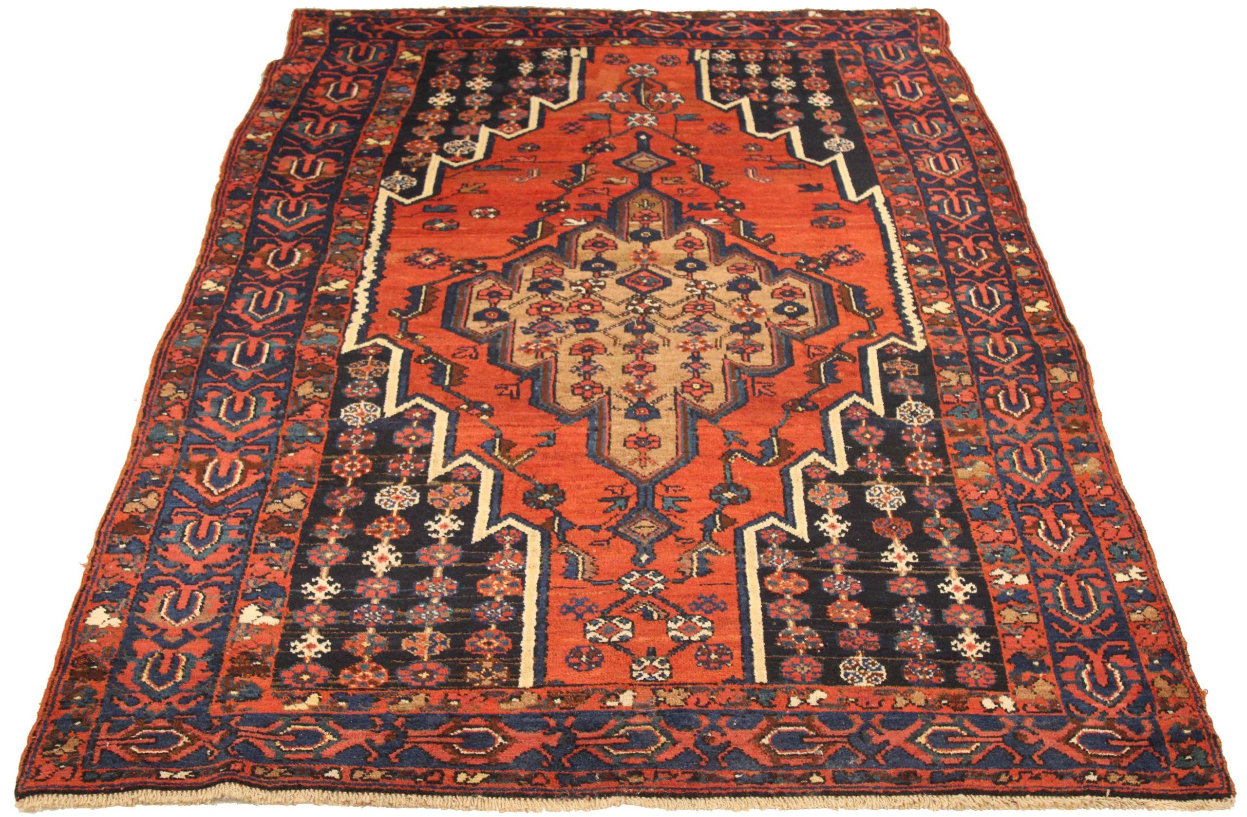 Entdecken Sie die Eleganz des persischen Kolyai mit dem kleinen Teppich CIRCA 1880. Dieses exklusive Design aus Wolle und MarineblauRotGelb ist perfekt, um Ihren Raum zu verschönern.