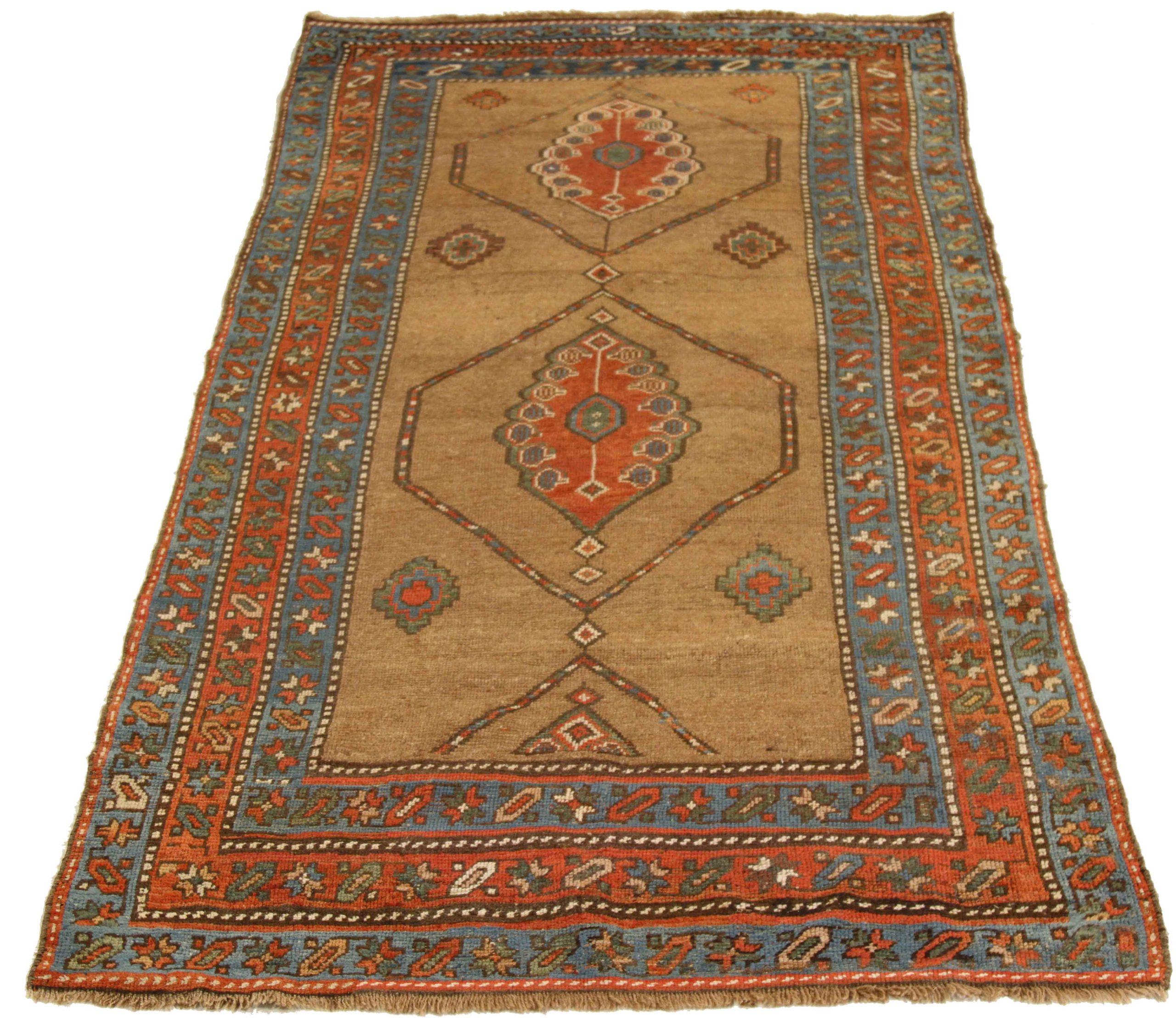 Scopri l'eleganza dei tappeti persiani curdi con caratteristiche di area CIRCA 1880. Progettato con una meticolosa attenzione ai dettagli, questo design esclusivo è perfetto per valorizzare il tuo spazio.