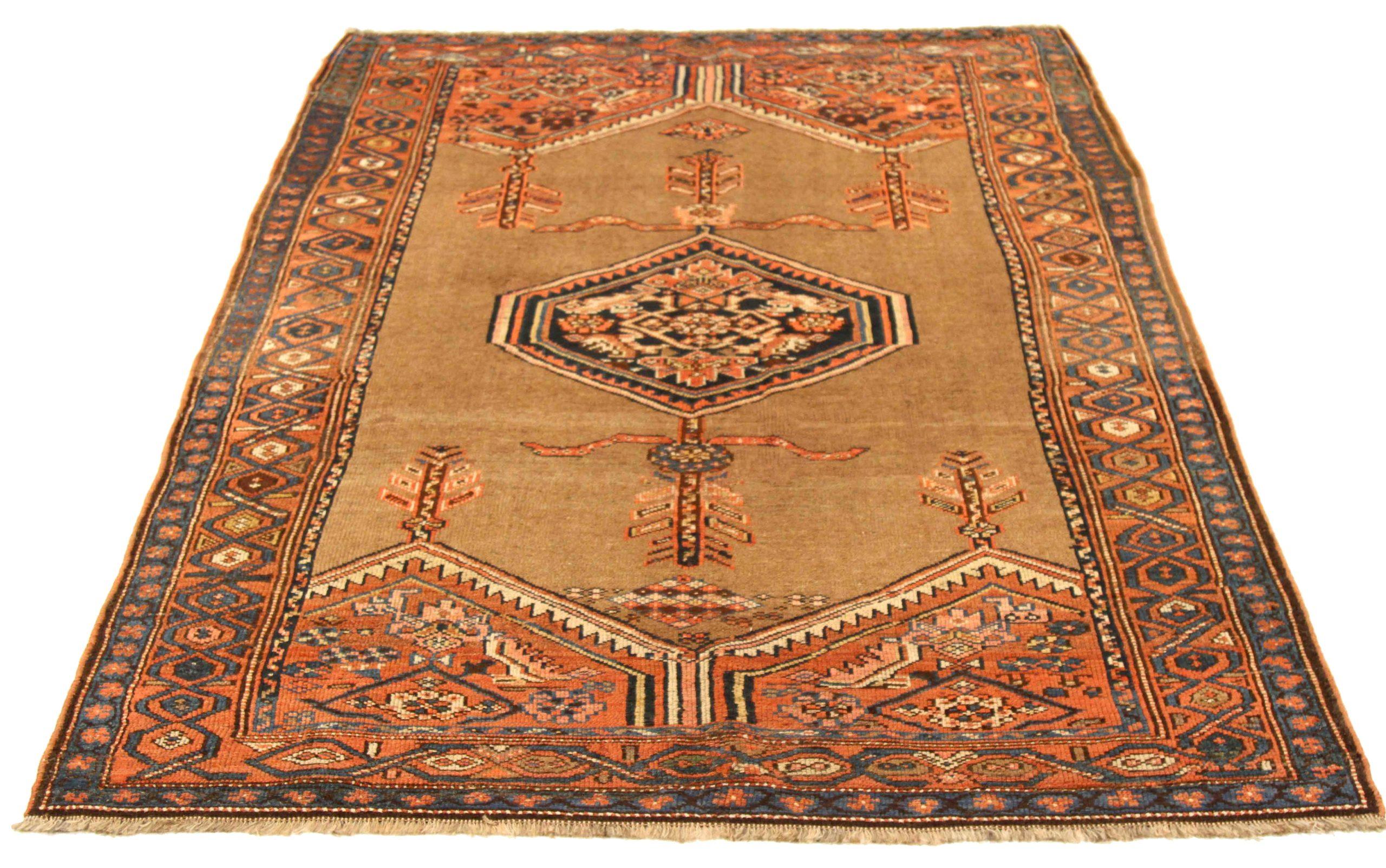 Scopri l'eleganza dei tappeti persiani curdi con caratteristiche di area CIRCA 1880. Progettato con una meticolosa attenzione ai dettagli, questo design esclusivo è perfetto per valorizzare il tuo spazio.