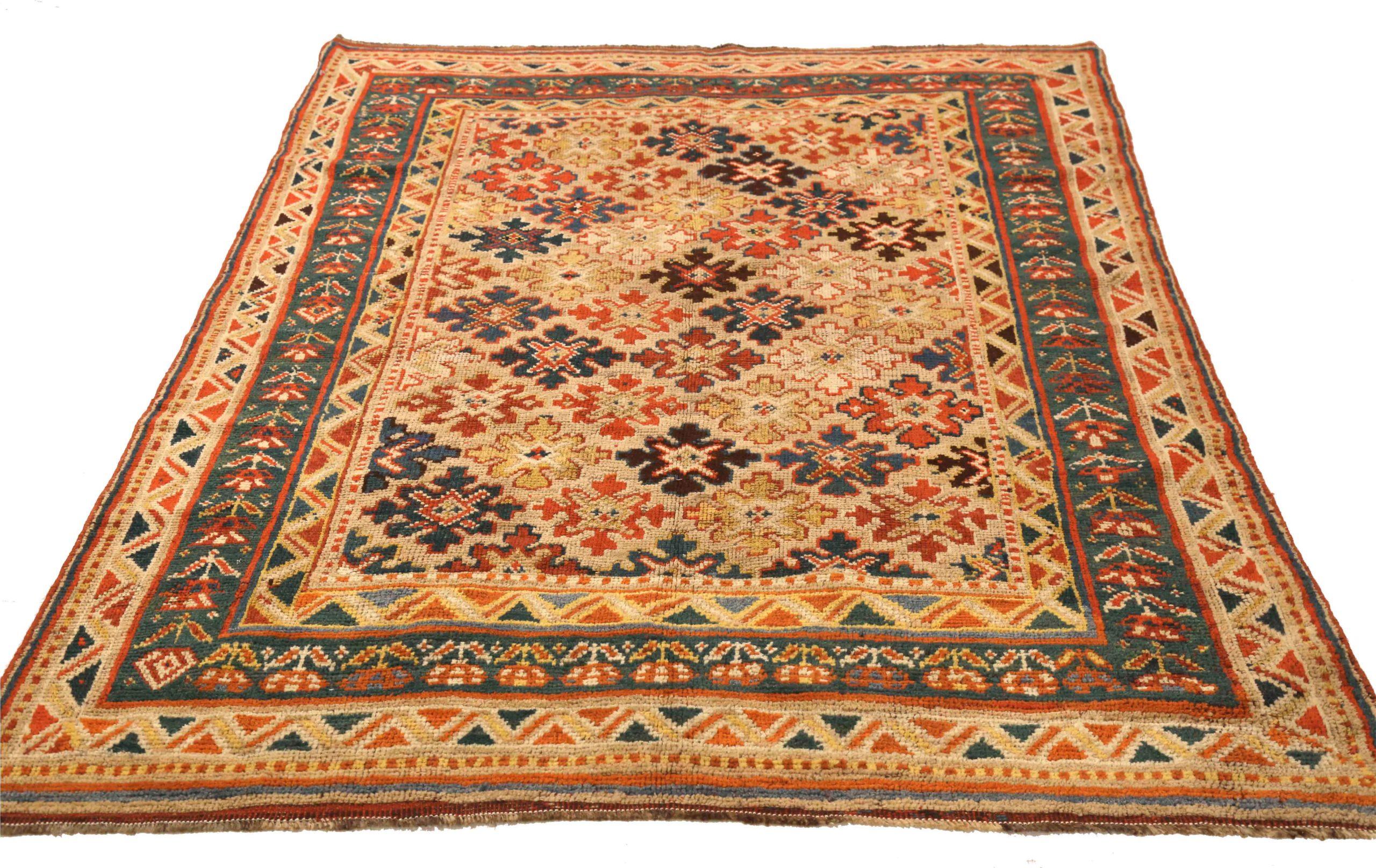 Scopri l'eleganza dei tappeti persiani curdi con caratteristiche di area CIRCA 1880. Progettato con una meticolosa attenzione ai dettagli, questo design esclusivo è perfetto per valorizzare il tuo spazio.