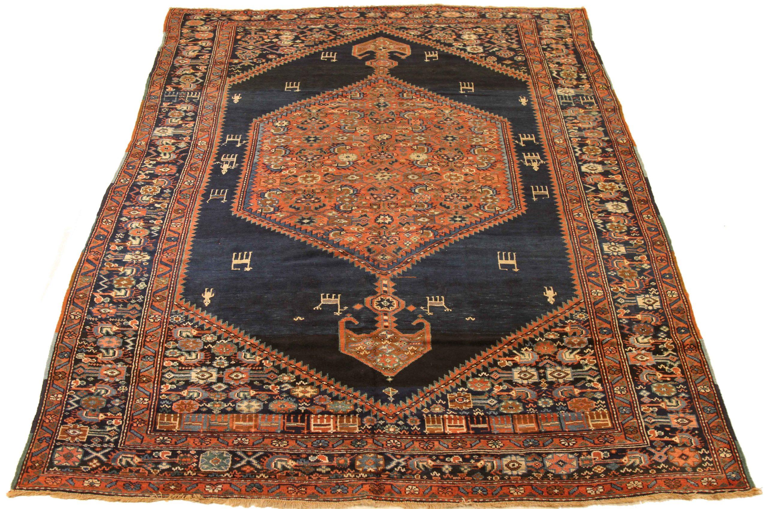 Scopri l'eleganza dei tappeti persiani curdi con caratteristiche di area CIRCA 1880. Progettato con lana e avorio e blu-rosso, questo design esclusivo è perfetto per valorizzare il tuo spazio.