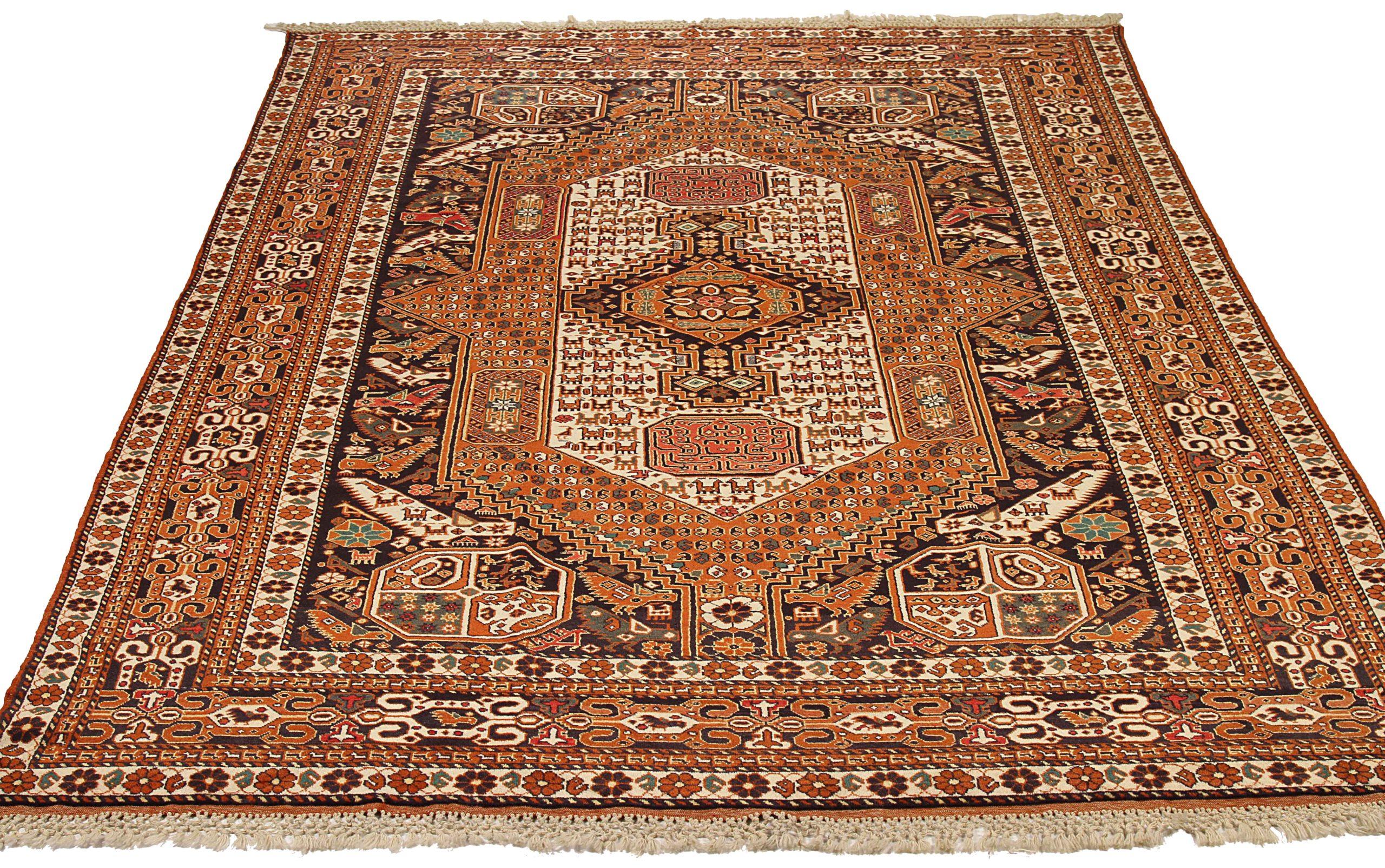 Scopri l'eleganza dei tappeti persiani curdi con caratteristiche di area CIRCA 1990. Progettato con una meticolosa attenzione ai dettagli, questo design esclusivo è perfetto per valorizzare il tuo spazio.