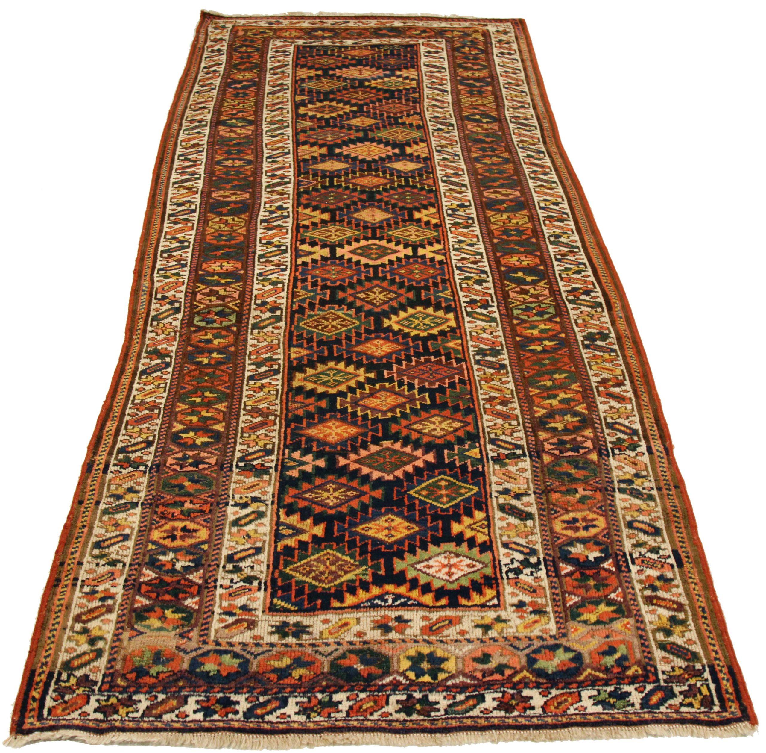 Entdecken Sie die Eleganz der persisch-kurdischen Teppiche, die mit Area Rugs ausgestattet sind. Dieses exklusive Design, das mit viel Liebe zum Detail entworfen wurde, ist perfekt, um Ihren Raum zu verschönern.
