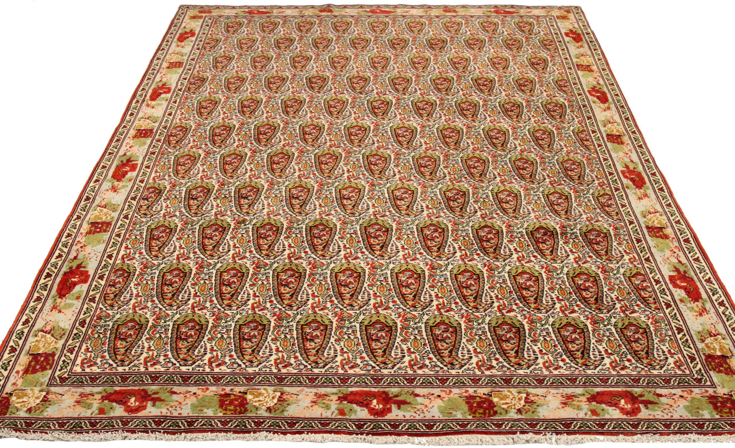 Scopri l'eleganza dei tappeti persiani curdi con caratteristiche di area CIRCA 1880. Progettato con lana e verde-avorio-rosso, questo design esclusivo è perfetto per valorizzare il tuo spazio.