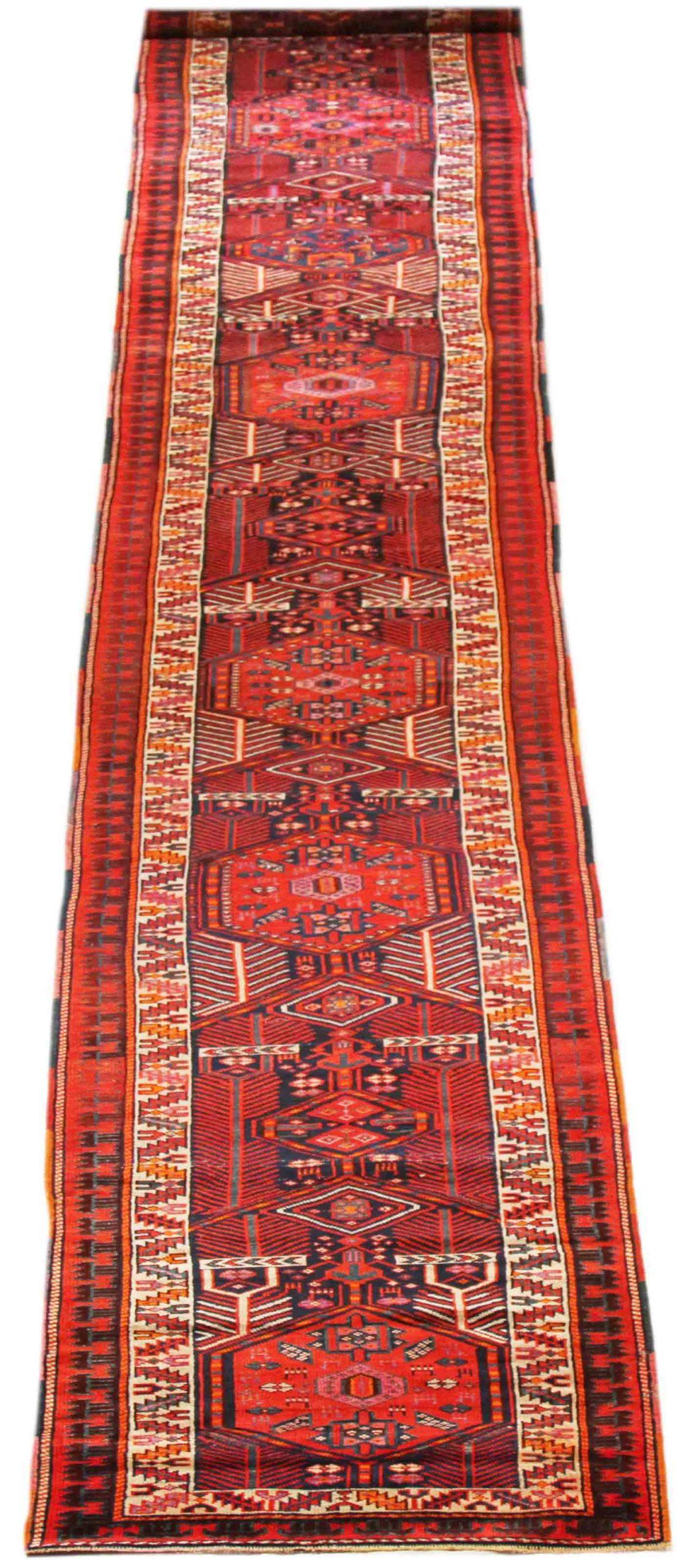 Scopri l'eleganza del curdo persiano con una splendida lavorazione artigianale del 1880 circa. Progettato con una meticolosa attenzione ai dettagli, questo design esclusivo è perfetto per valorizzare il tuo spazio.