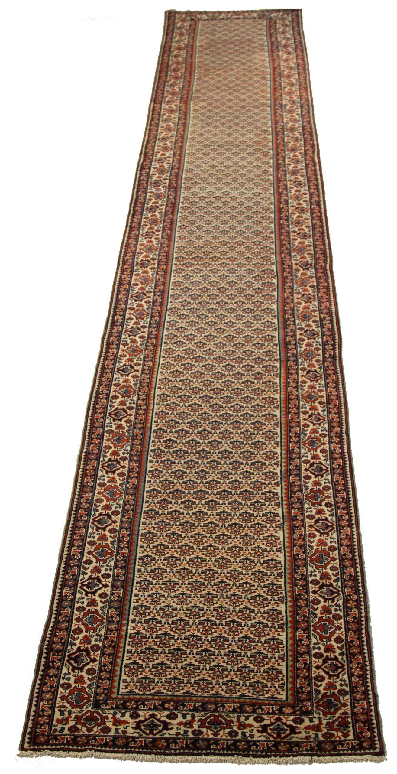 Entdecken Sie die Eleganz des persisch-kurdischen Läuferteppichs aus der Zeit um 1880. Dieses exklusive Design, das mit viel Liebe zum Detail entworfen wurde, ist perfekt, um Ihren Raum zu verschönern.