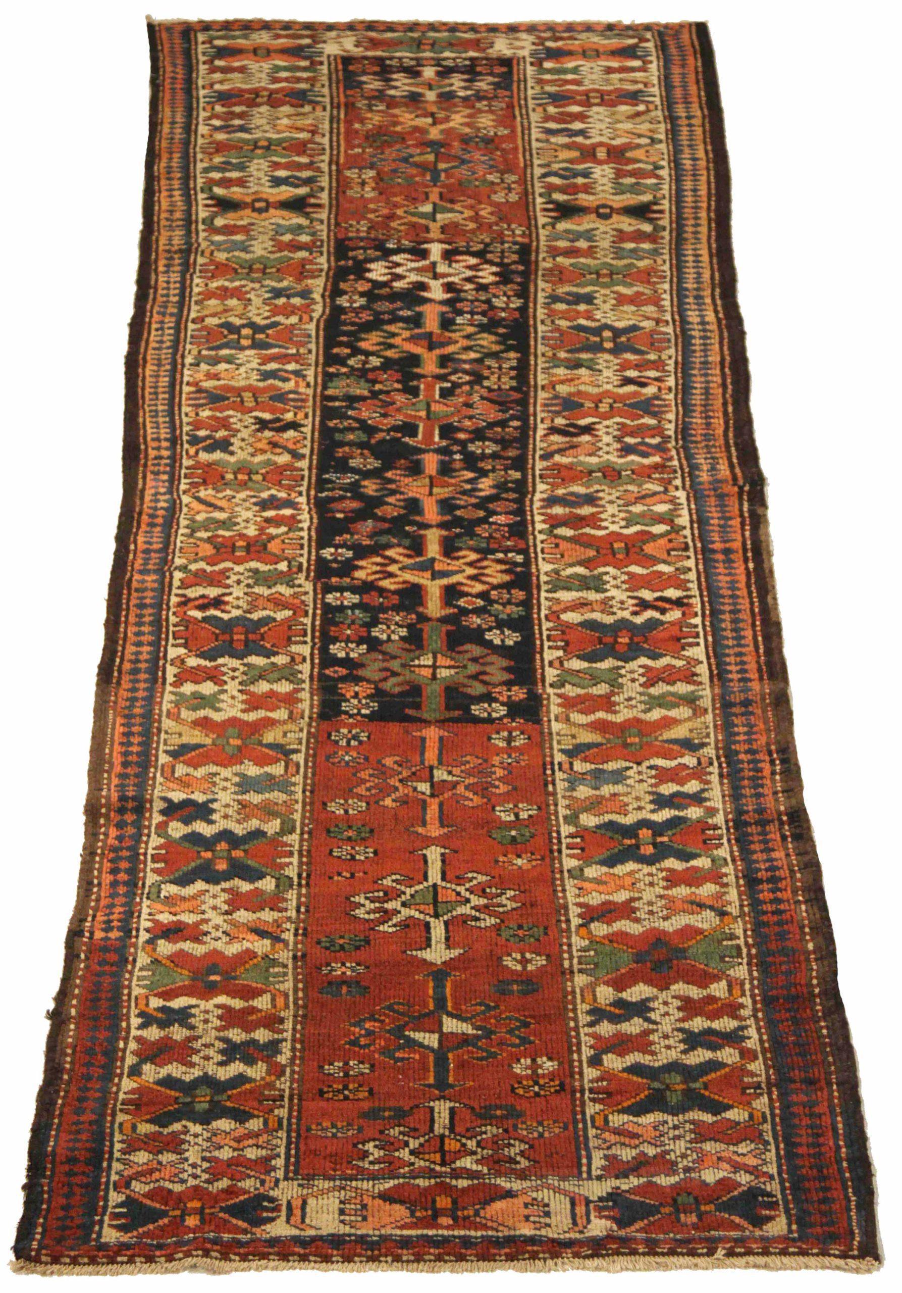 Descubre la elegancia de la alfombra persa Kurdish Runner Rug de Circa 1880. Diseñado con Lana y MarfilAzul MarinoRojo, este diseño exclusivo es perfecto para realzar tu espacio.