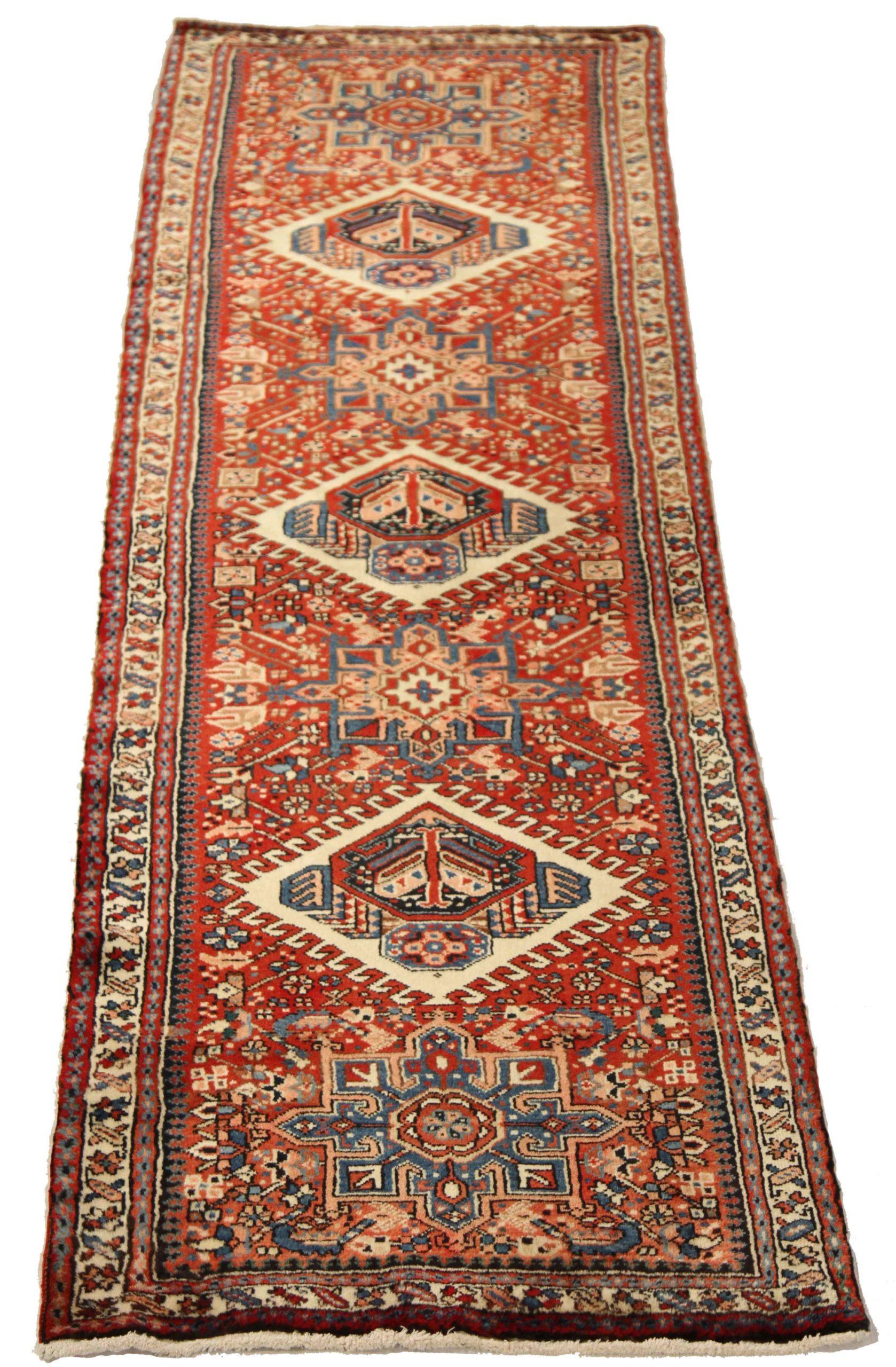 Entdecken Sie die Eleganz des persisch-kurdischen Läuferteppichs aus der Zeit um 1910. Dieses exklusive Design aus Wolle und IvoryPinkRed eignet sich perfekt, um Ihren Raum zu verschönern.