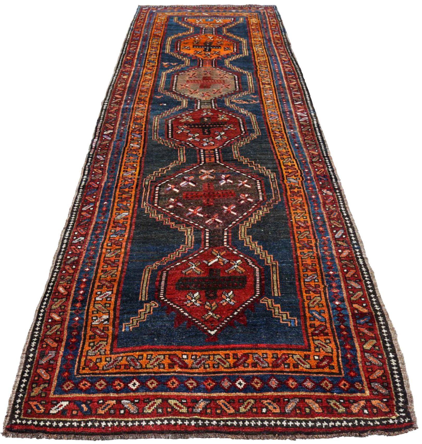Entdecken Sie die Eleganz des persisch-kurdischen Läuferteppichs aus der Zeit um 1910. Dieses exklusive Design aus Wolle und Marineblau-Orange-Rot ist perfekt, um Ihren Raum zu verschönern.