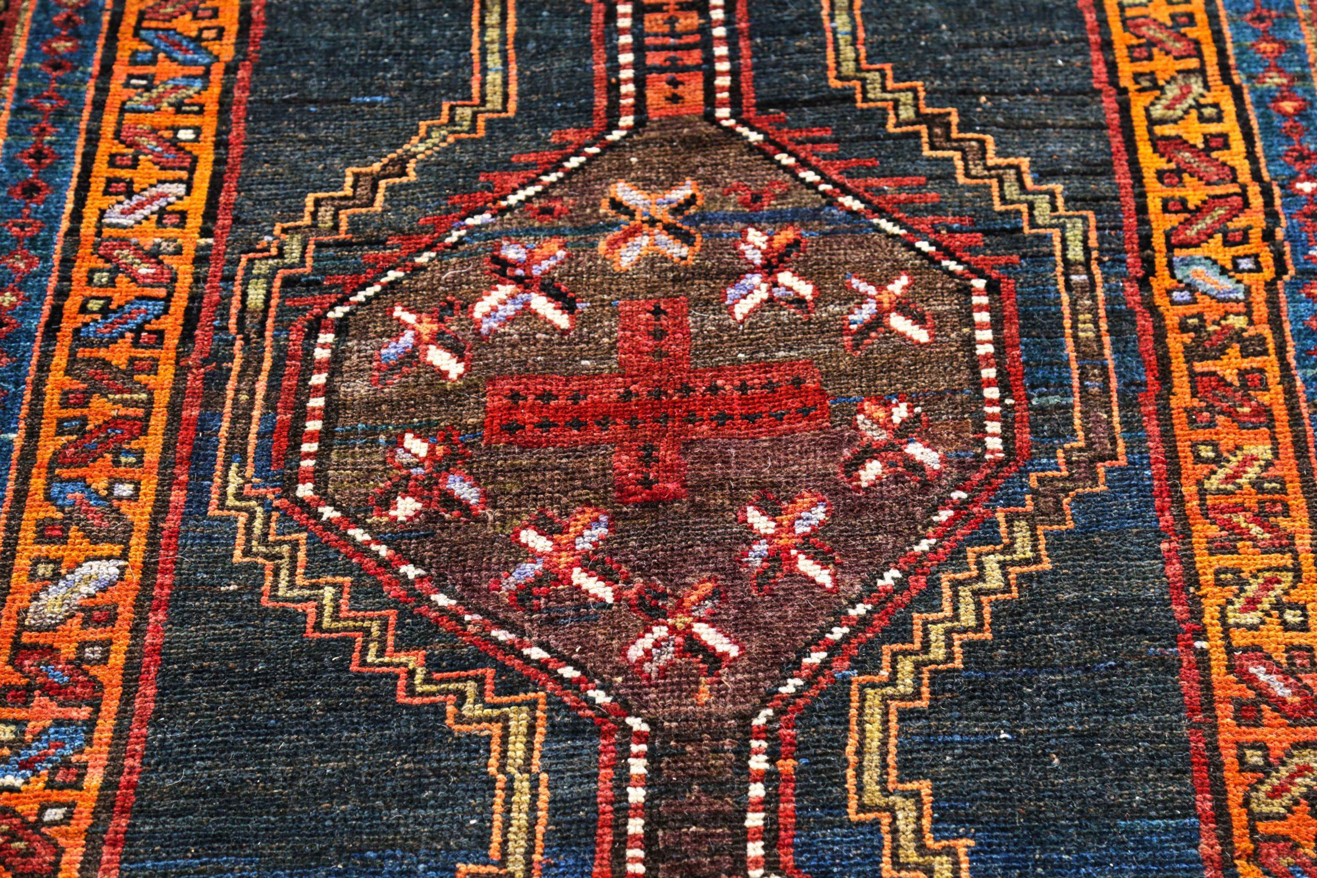 Persischer Kurdischer Läufer Circa 1910 - Wolle Marineblau Orange Rot Design - 91181 im Zustand „Hervorragend“ im Angebot in Dallas, TX