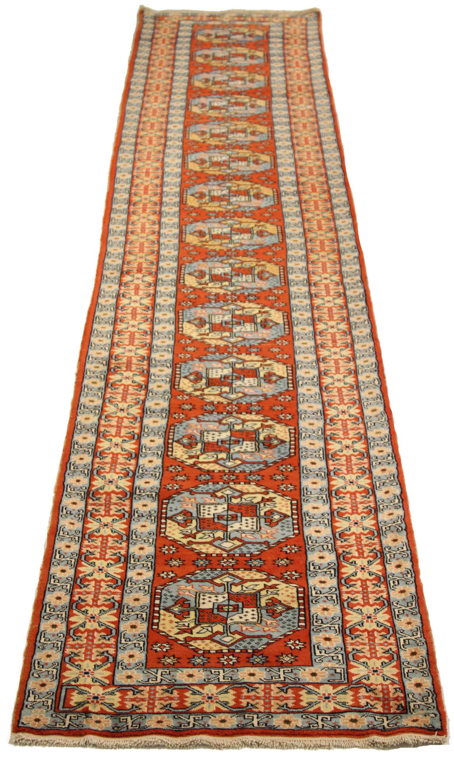 Découvrez l'élégance d'un tapis persan kurde de circa 1990. Conçu avec une attention méticuleuse aux détails, ce design exclusif est parfait pour mettre en valeur votre espace.
