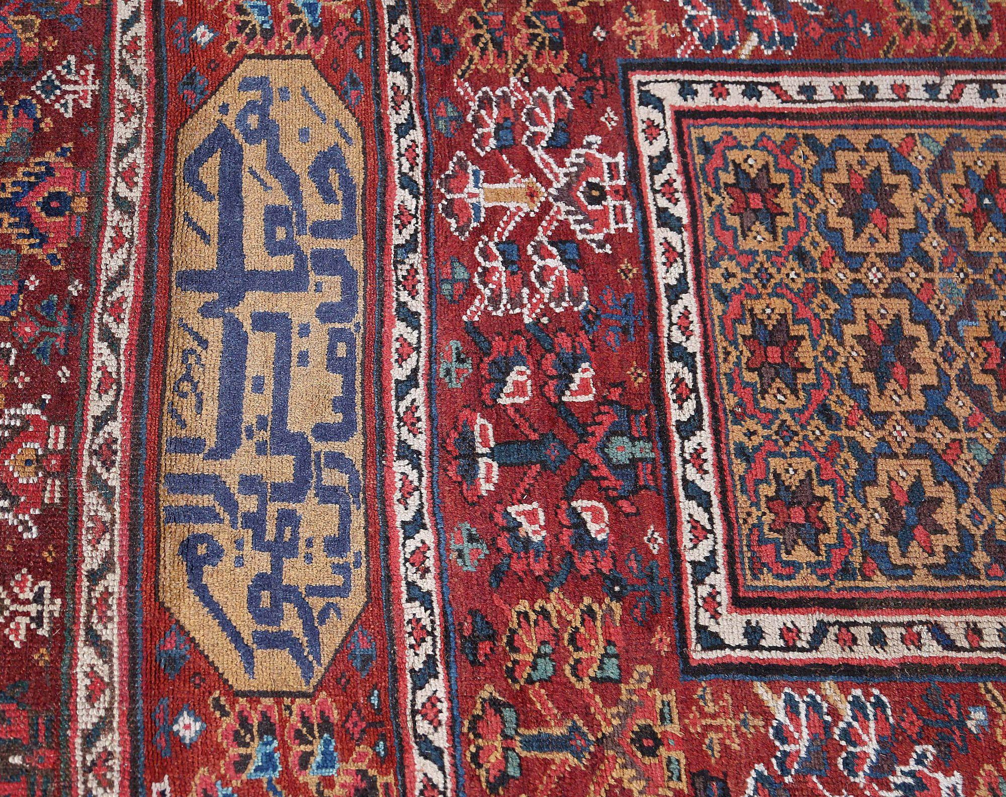 Entdecken Sie die Eleganz des persisch-kurdischen Läuferteppichs aus der Zeit um 1910. Dieses exklusive Design aus Wolle und Rot ist perfekt, um Ihren Raum zu verschönern.
