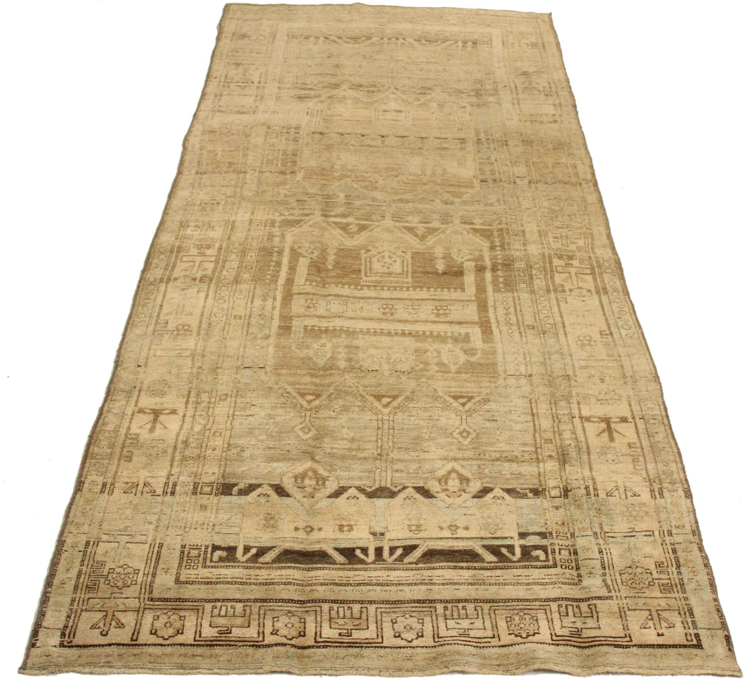 Scopri l'eleganza del tappeto persiano curdo di piccole dimensioni del 1880. Progettato in lana e marrone-avorio, questo design esclusivo è perfetto per valorizzare il tuo spazio.