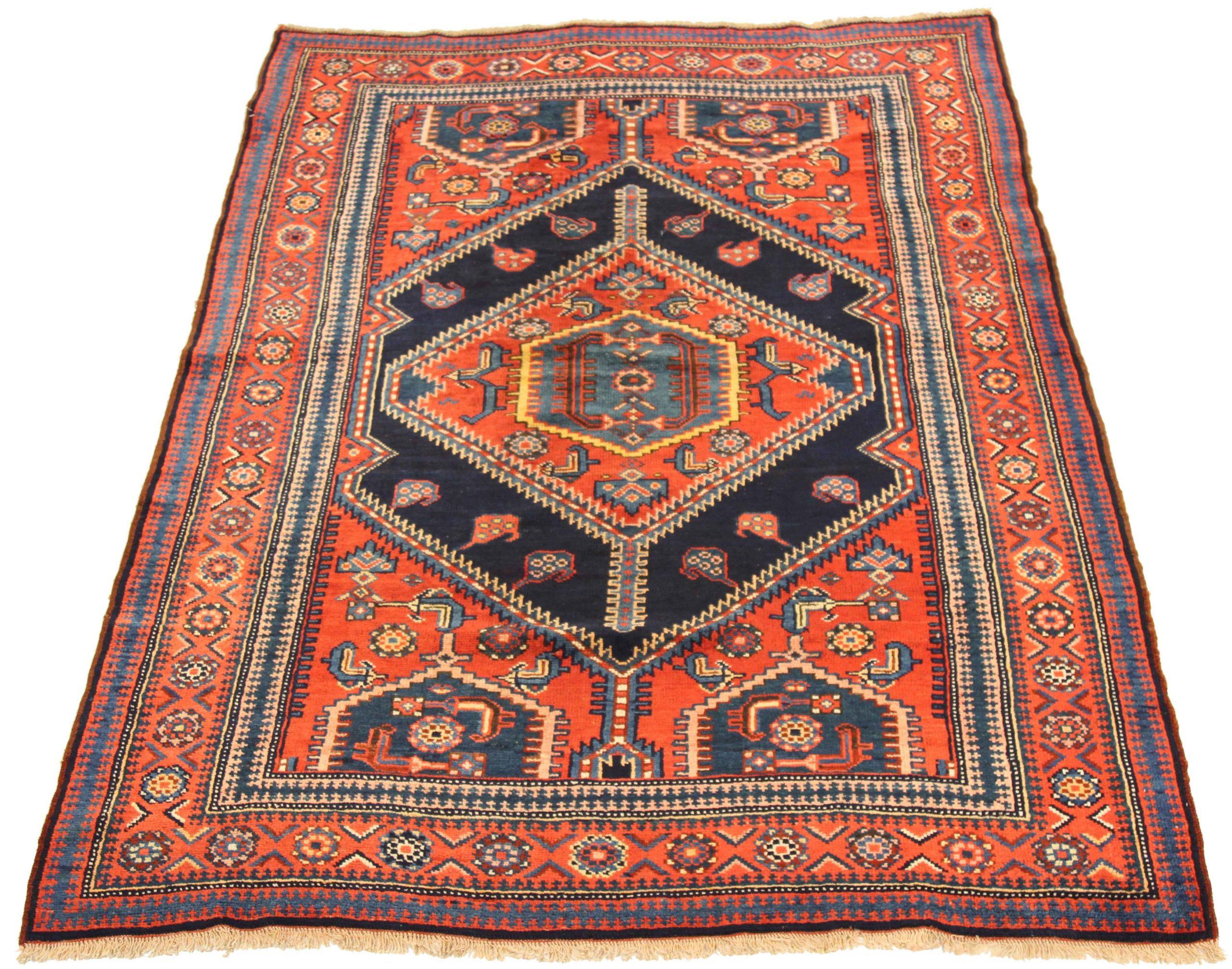 Entdecken Sie die Eleganz der persischen Kurden mit dem kleinen Teppich von ca. 1880. Dieses exklusive Design aus Wolle und ElfenbeinMarineblauRot ist perfekt, um Ihren Raum zu verschönern.