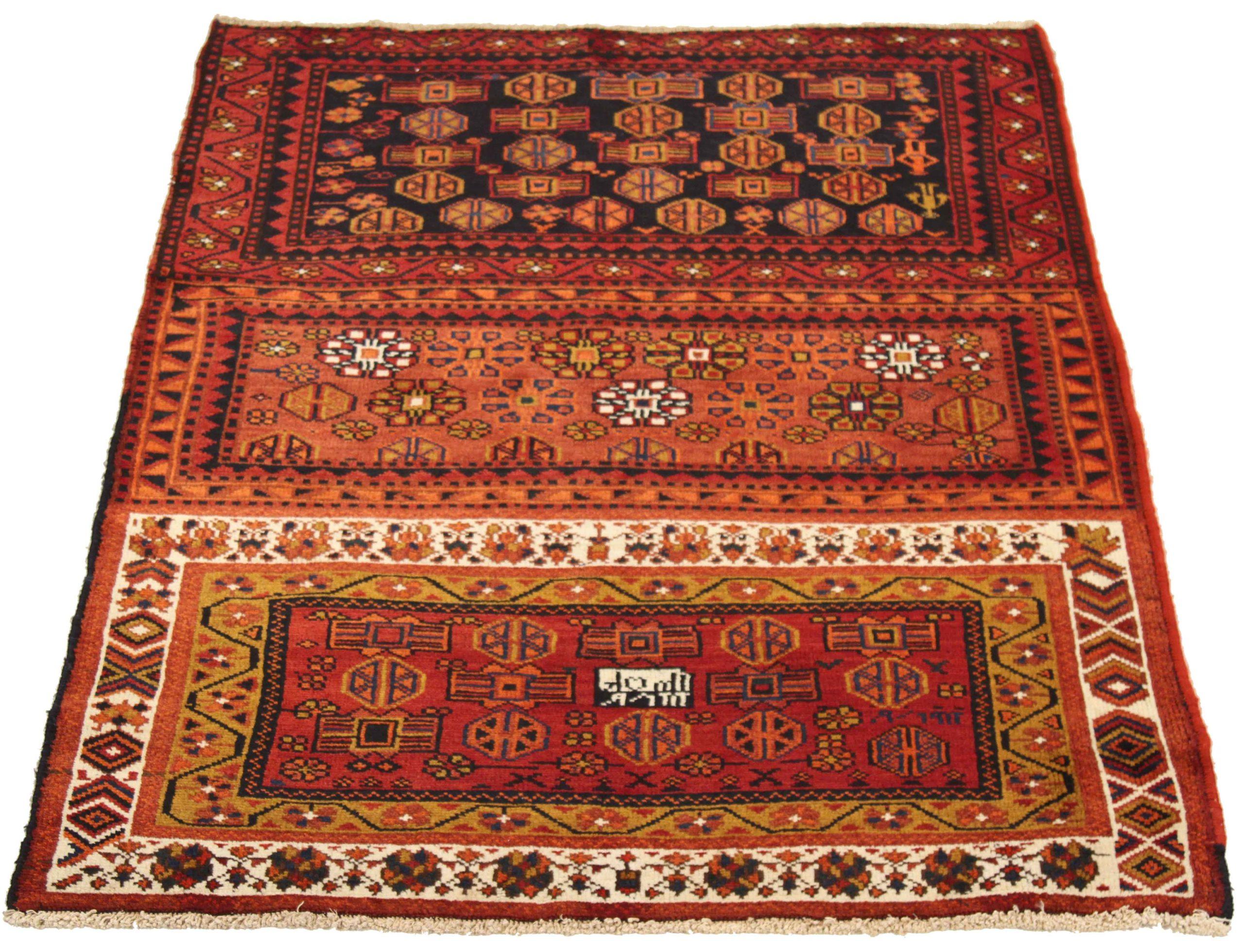 Découvrez l'élégance du petit tapis persan kurde de Circa 1910. Conçu avec de la laine et du bleu marine-rouge-jaune, ce design exclusif est parfait pour mettre en valeur votre espace.