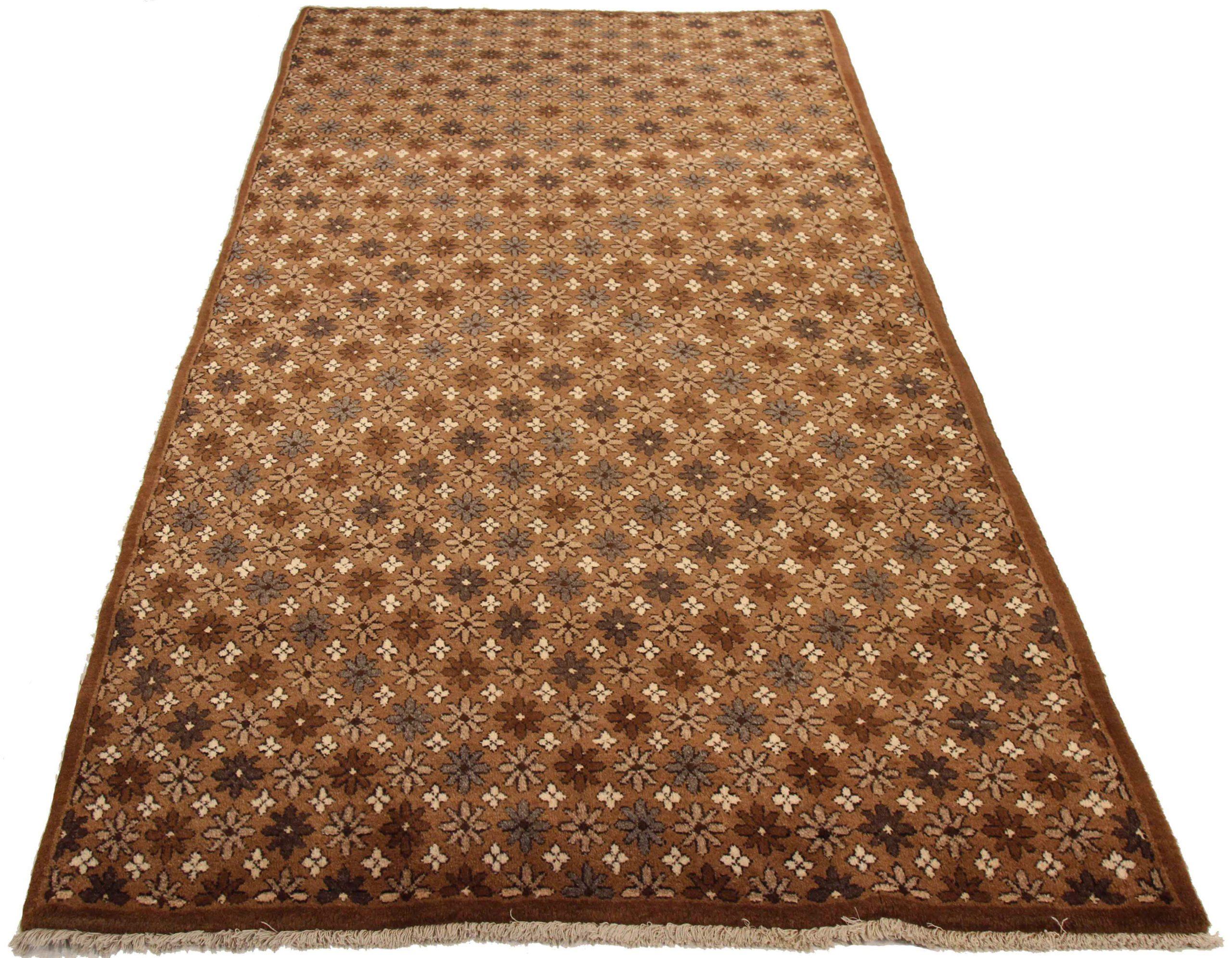 Entdecken Sie die Eleganz der persischen Kurden mit dem kleinen Teppich von ca. 1940. Dieses exklusive Design aus Wolle und Braun-Elfenbein-Taupe ist perfekt, um Ihren Raum zu verschönern.