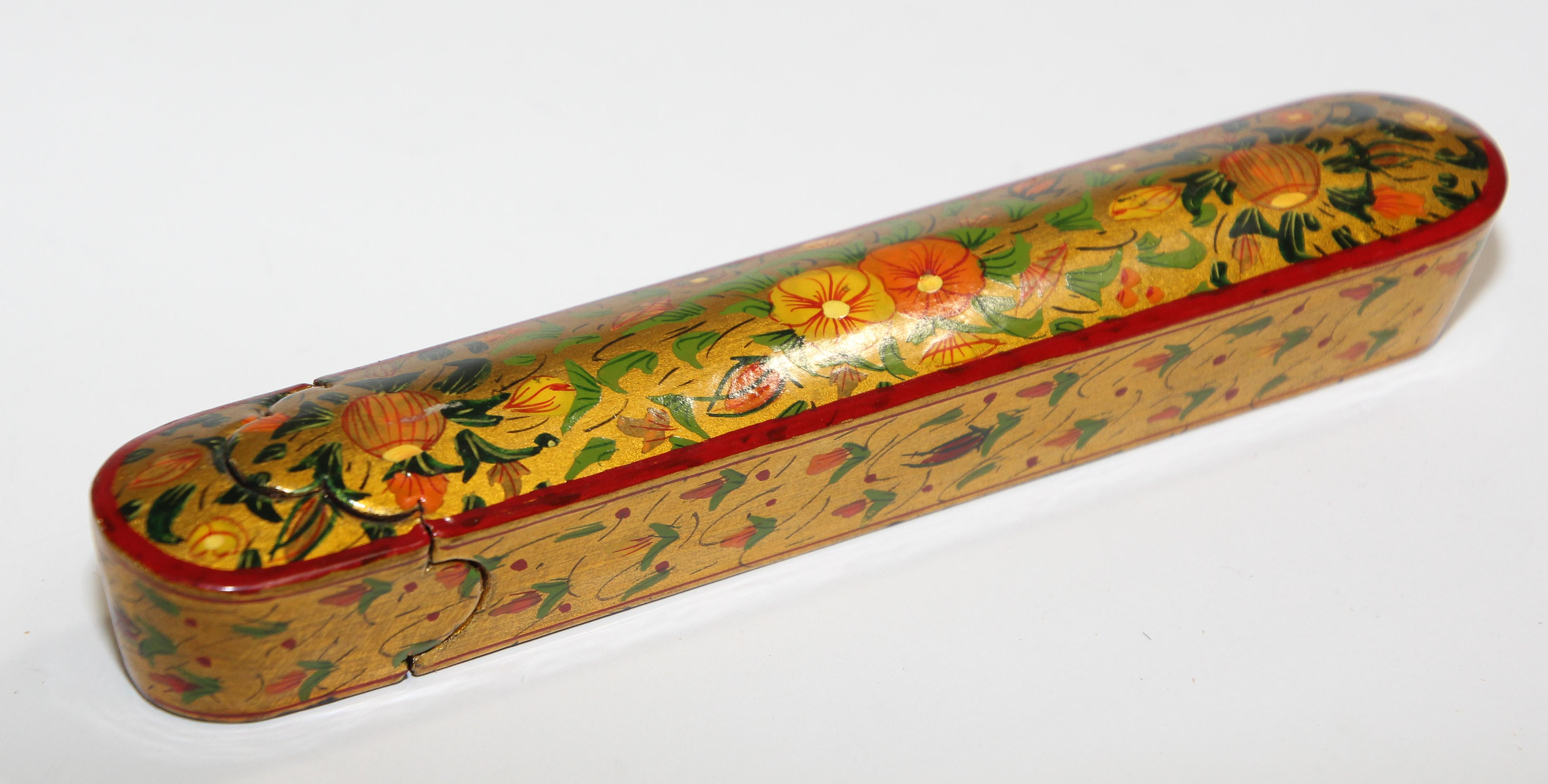 Boîte à stylos persane peinte à la main avec des motifs floraux et dorés en vente 2