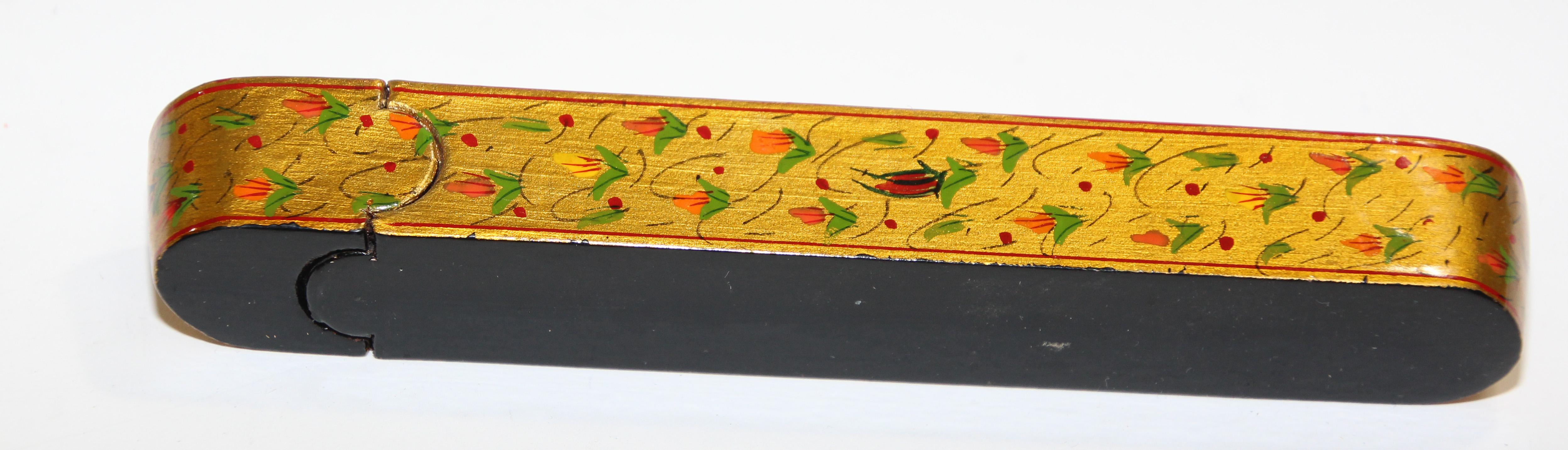 Boîte à stylos persane peinte à la main avec des motifs floraux et dorés en vente 3