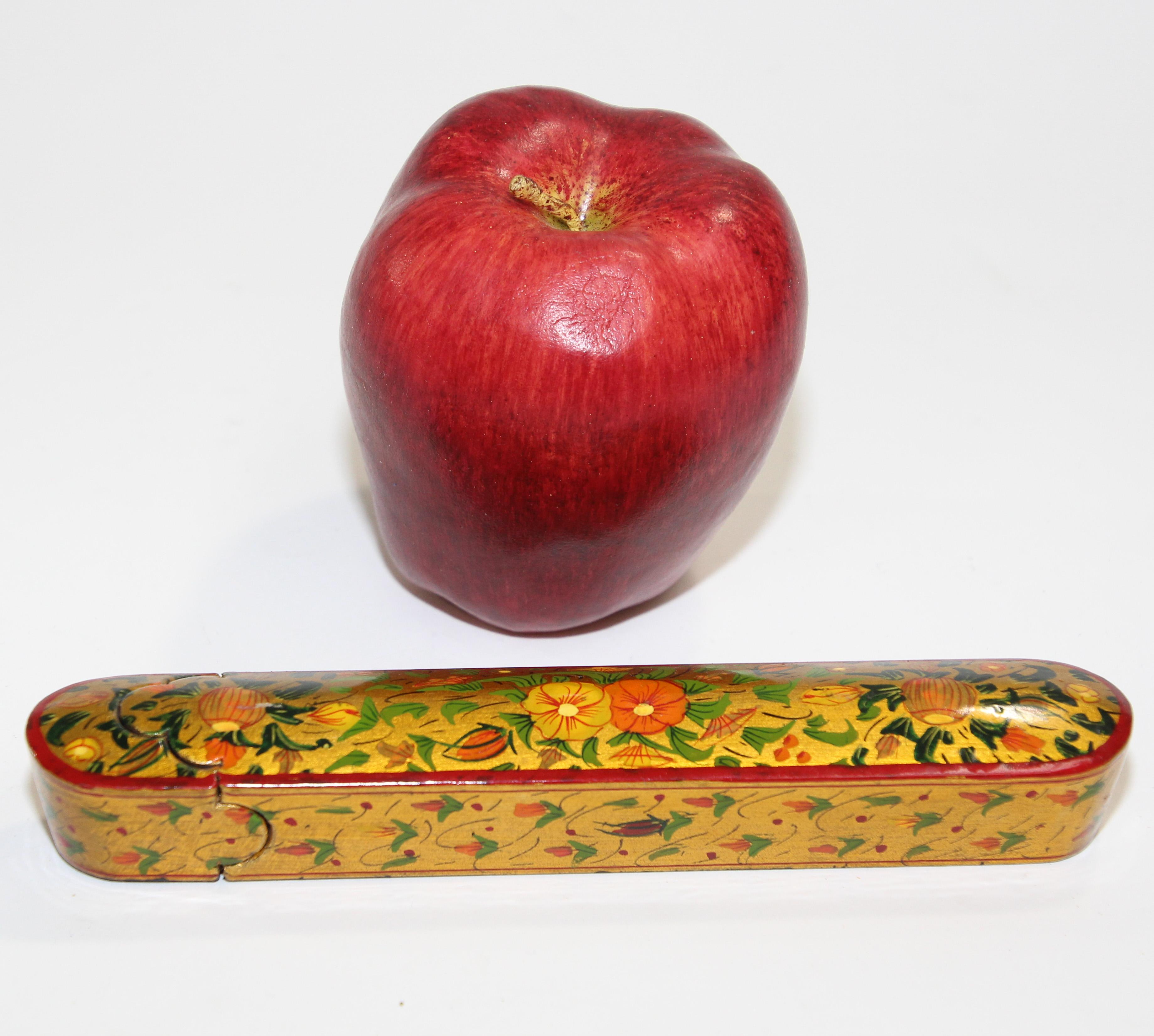 Caja para bolígrafos de laca persa pintada a mano con diseño floral y dorado en venta 4