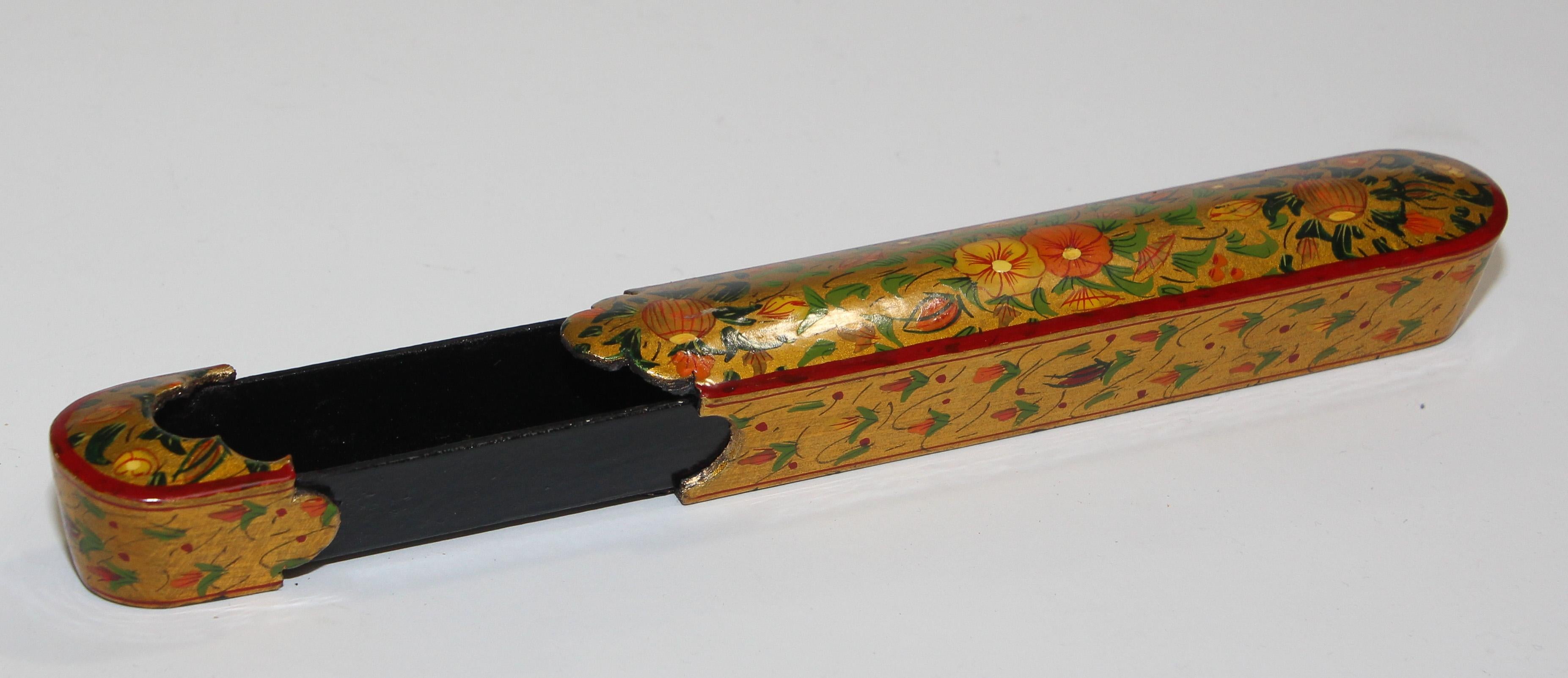 Caja para bolígrafos de laca persa pintada a mano con diseño floral y dorado en venta 6