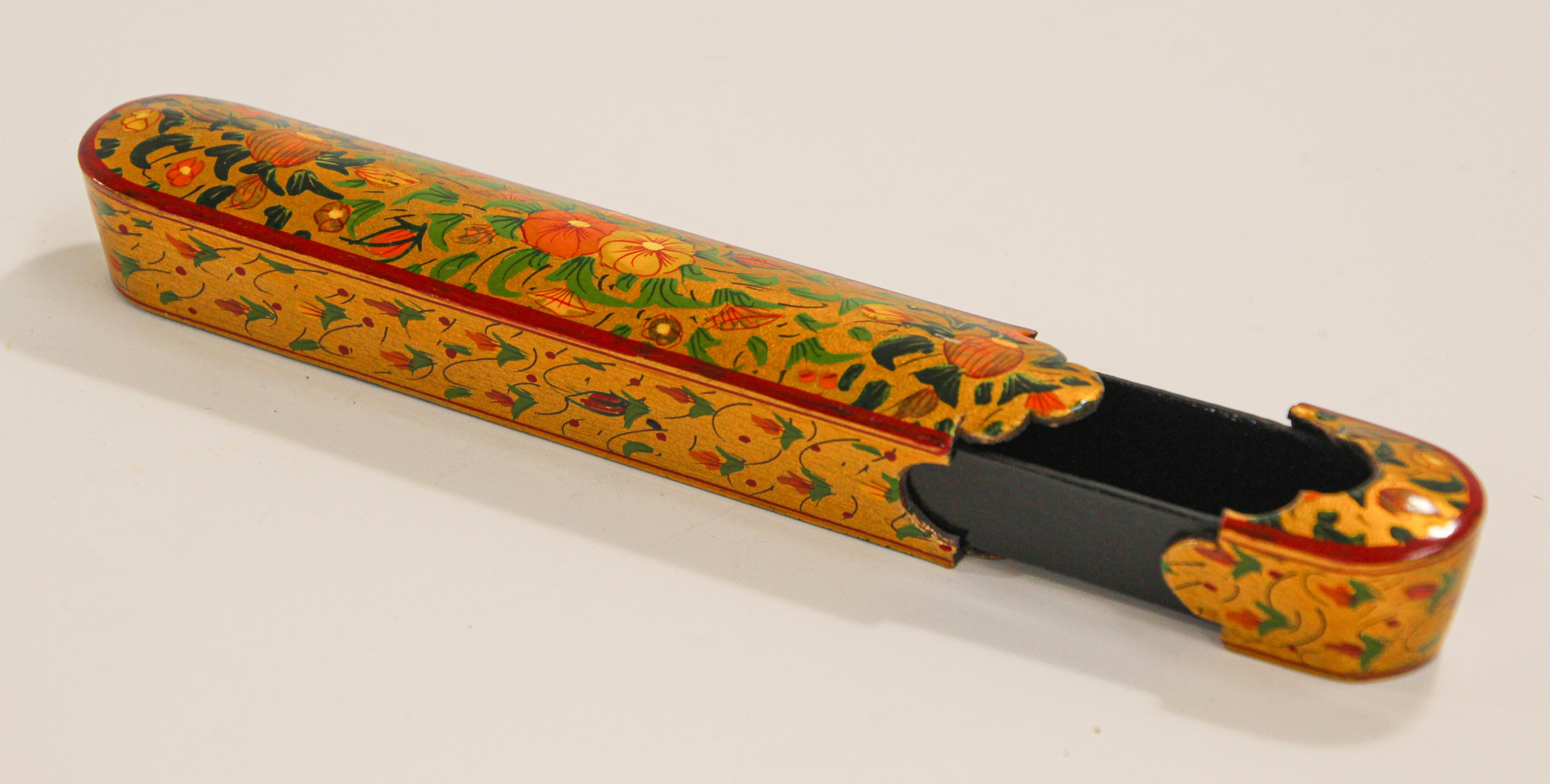 Mauresque Boîte à stylos persane peinte à la main avec des motifs floraux et dorés en vente