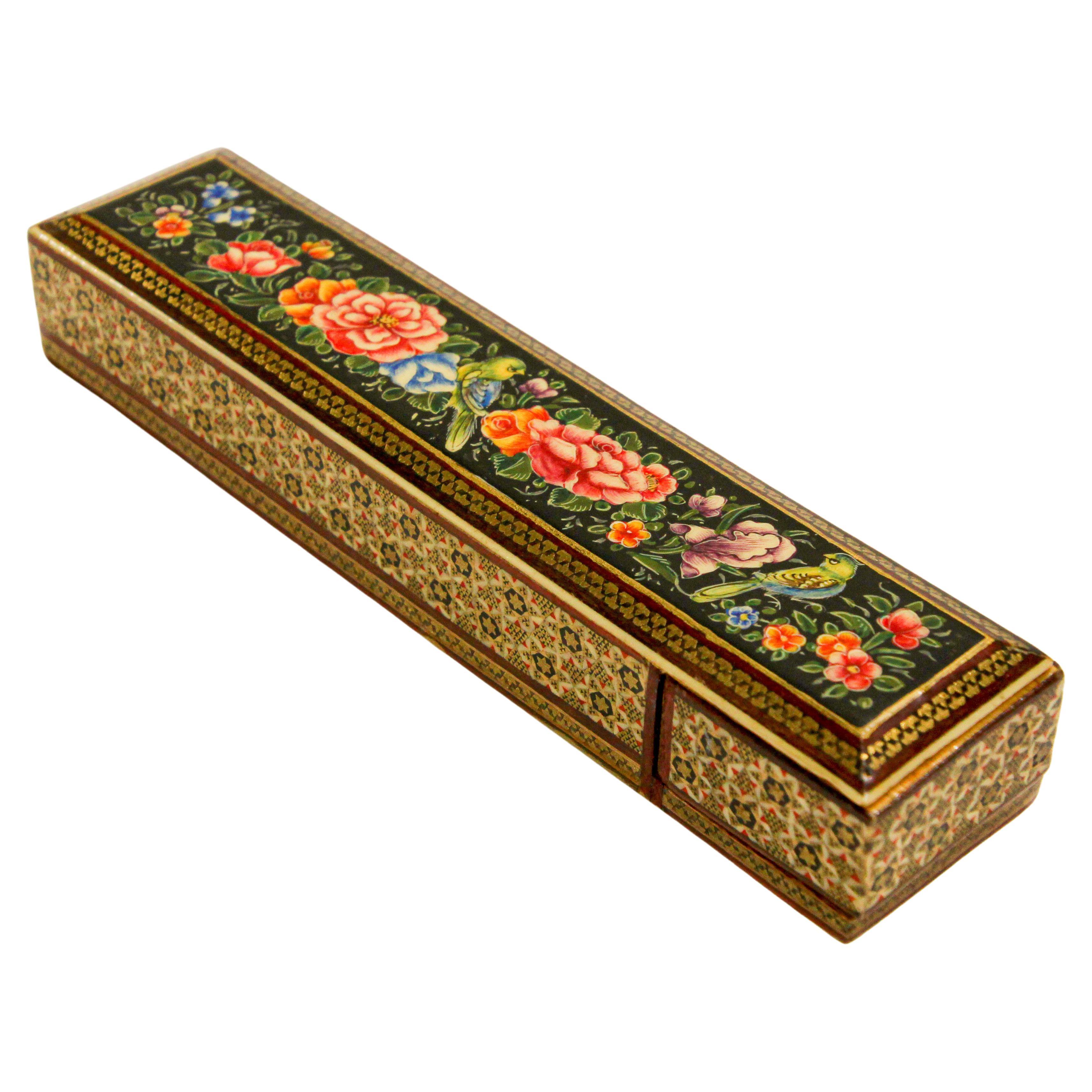 Boîte à stylos persane en laque peinte à la main avec motifs floraux