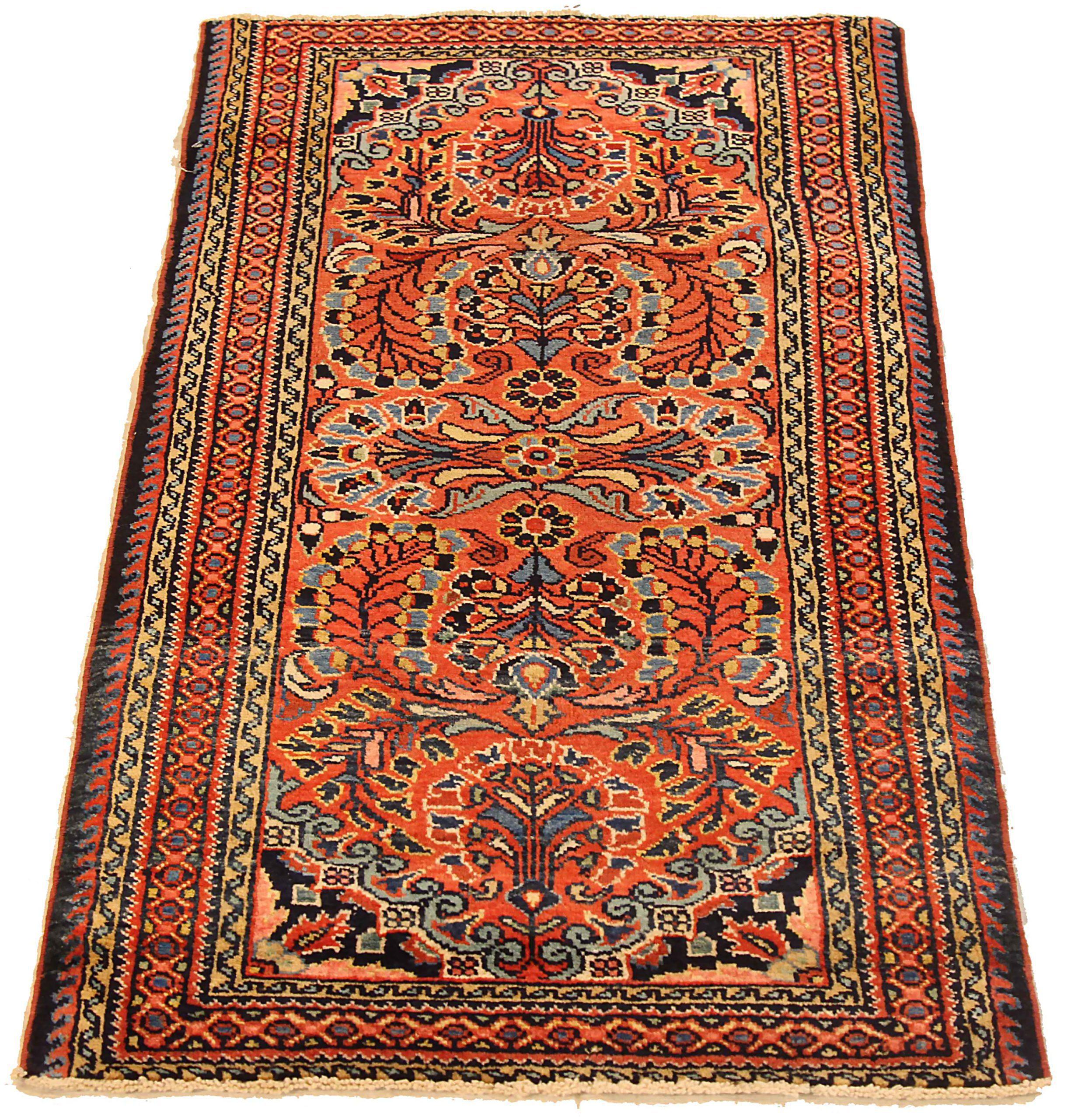 Scopri l'eleganza dei tappeti persiani Lilian. Progettato con una meticolosa attenzione ai dettagli, questo design esclusivo è perfetto per valorizzare il tuo spazio.