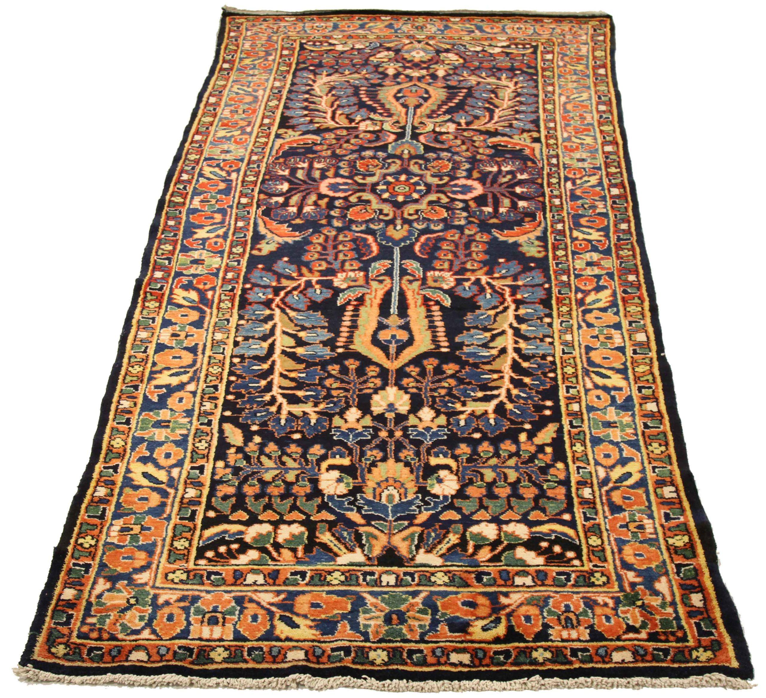 Entdecken Sie die Eleganz des persischen Lilian mit dem kleinen Teppich CIRCA 1880. Dieses exklusive Design in den Farben Wolle und BlauElfenbeinMarineblauRot ist perfekt, um Ihren Raum zu verschönern.
