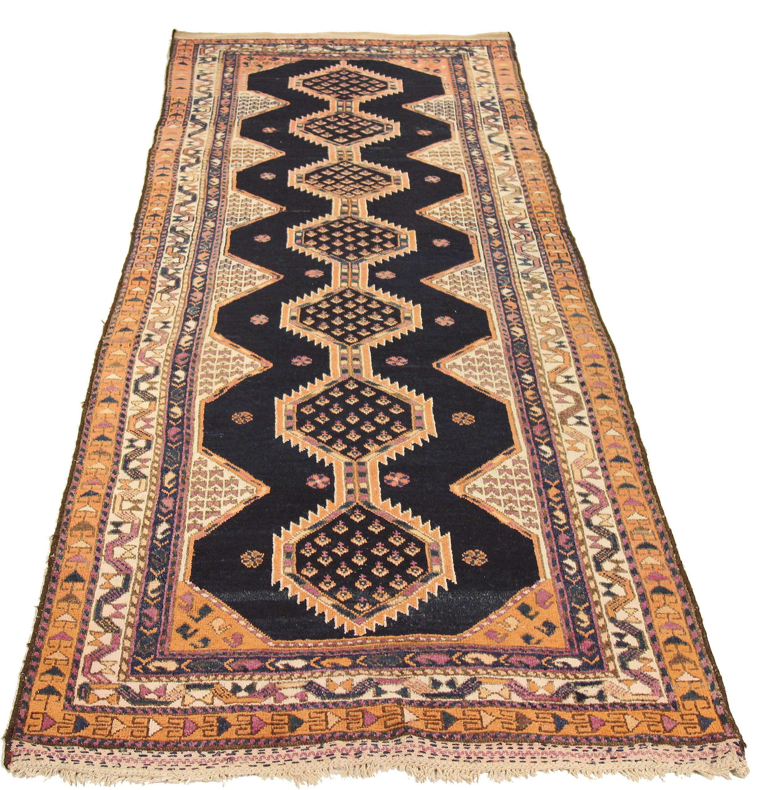 Scopri l'eleganza dei tappeti persiani Lori con i tappeti CIRCA del 1880. Progettato con una meticolosa attenzione ai dettagli, questo design esclusivo è perfetto per valorizzare il tuo spazio.