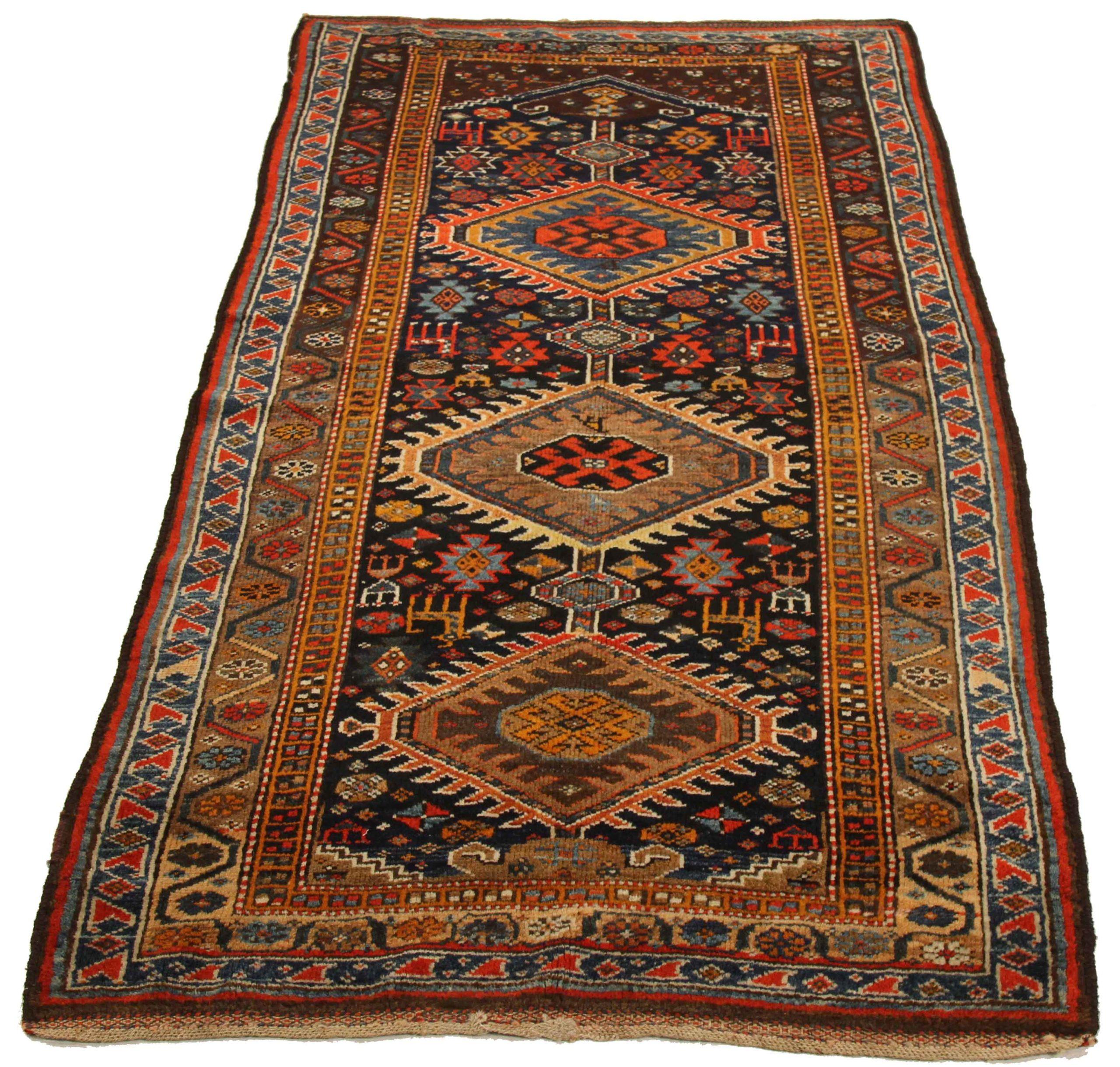 Entdecken Sie die Eleganz des persischen Lori mit dem kleinen Teppich von CIRCA 1910. Dieses exklusive Design aus Wolle und ElfenbeinMarineblauRot ist perfekt, um Ihren Raum zu verschönern.