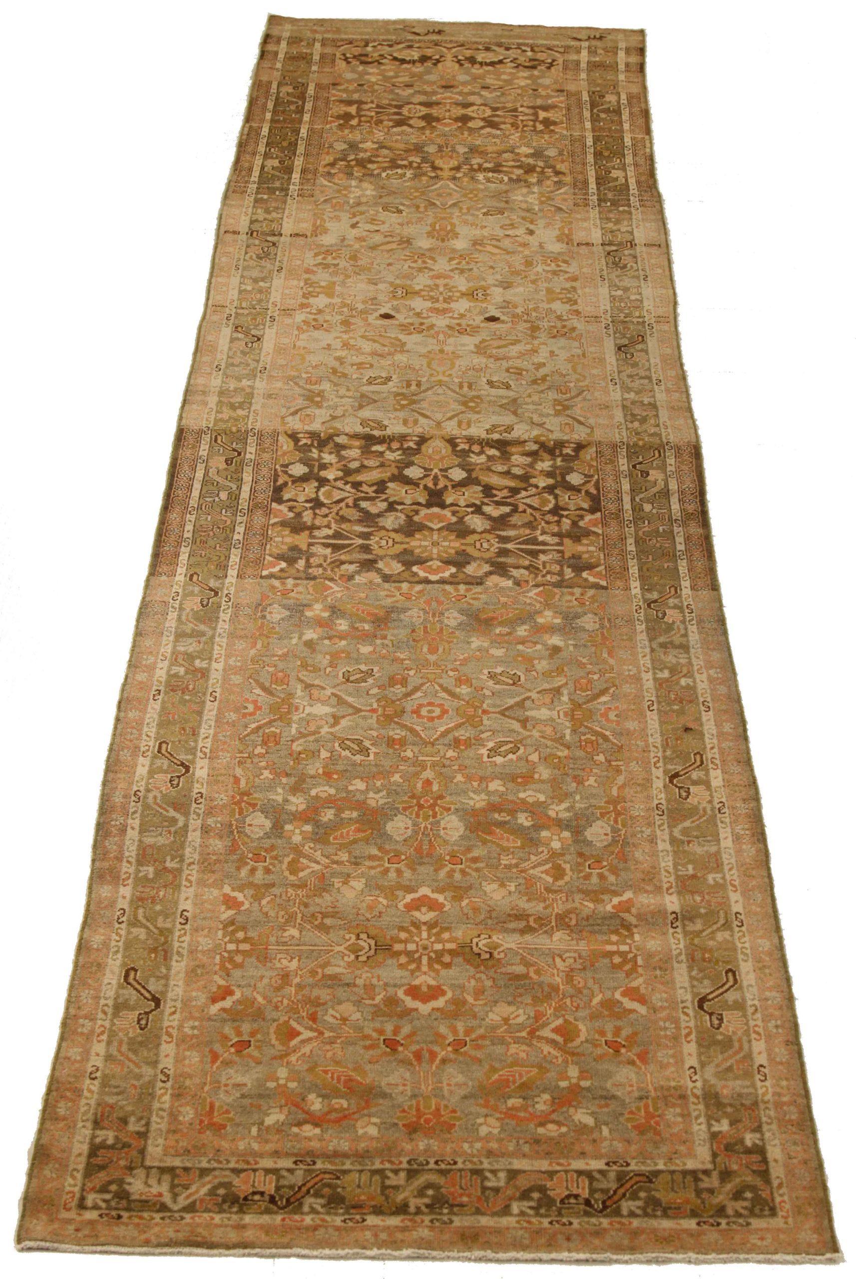 Découvrez l'élégance du tapis persan Mafrash, qui présente un chemin de roulement, datant de 1880. Conçu avec une attention méticuleuse aux détails, ce design exclusif est parfait pour mettre en valeur votre espace.