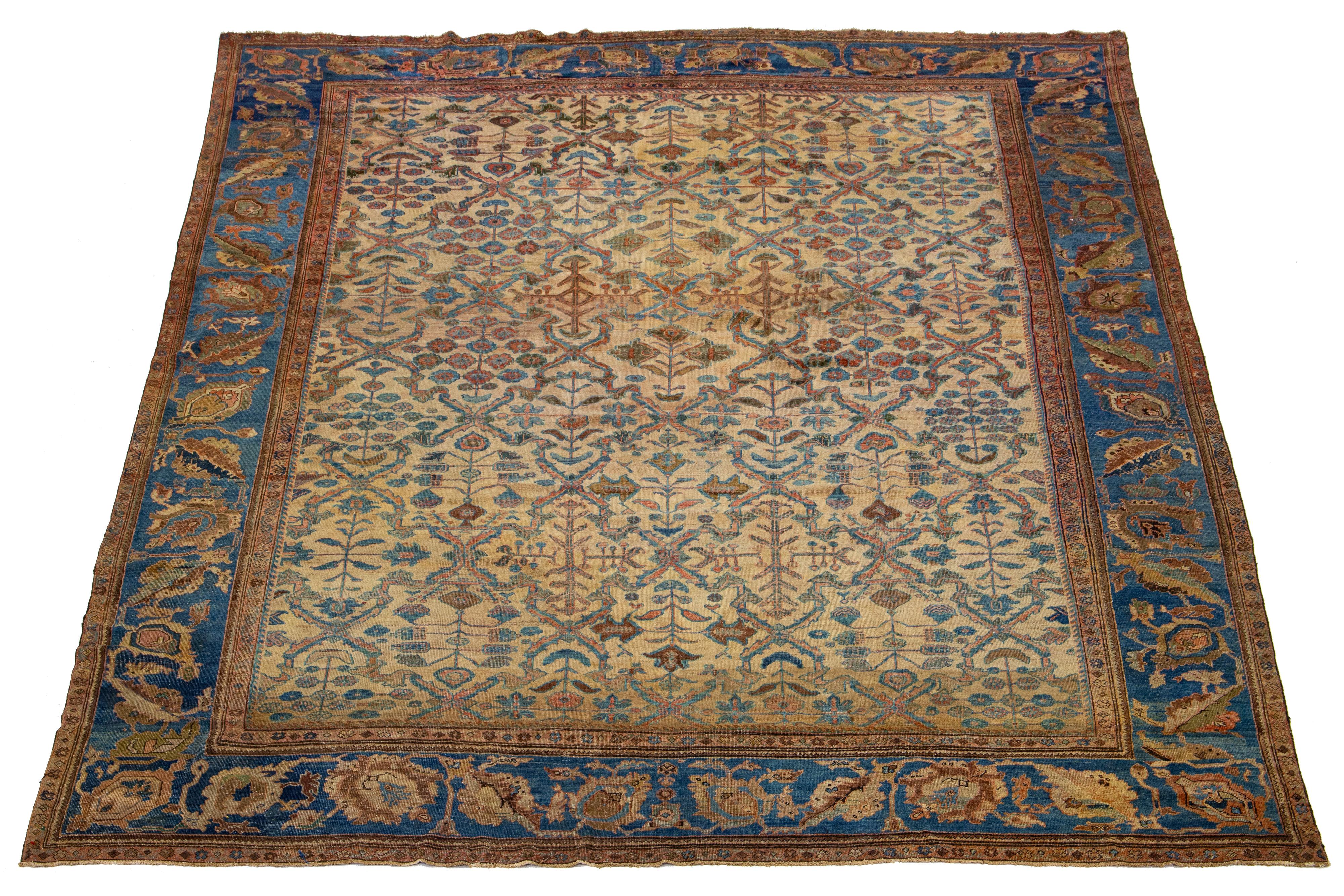 Questo bellissimo tappeto in lana annodato a mano Antique Mahal presenta un campo di colore marrone. Le tonalità di rosso, terracotta e blu esaltano il motivo floreale di questo tappeto persiano.

Questo tappeto misura 12'2