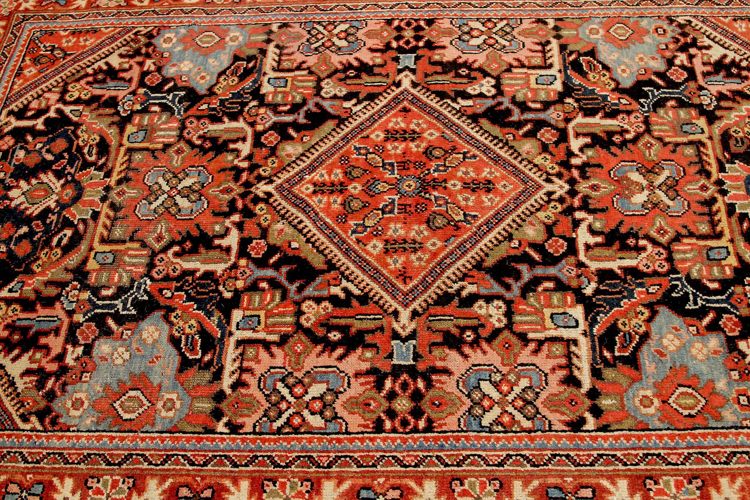 Entdecken Sie die Eleganz von Persian Mahal mit Teppichen aus der Zeit um 1880. Dieses exklusive Design, das mit viel Liebe zum Detail entworfen wurde, ist perfekt, um Ihren Raum zu verschönern.