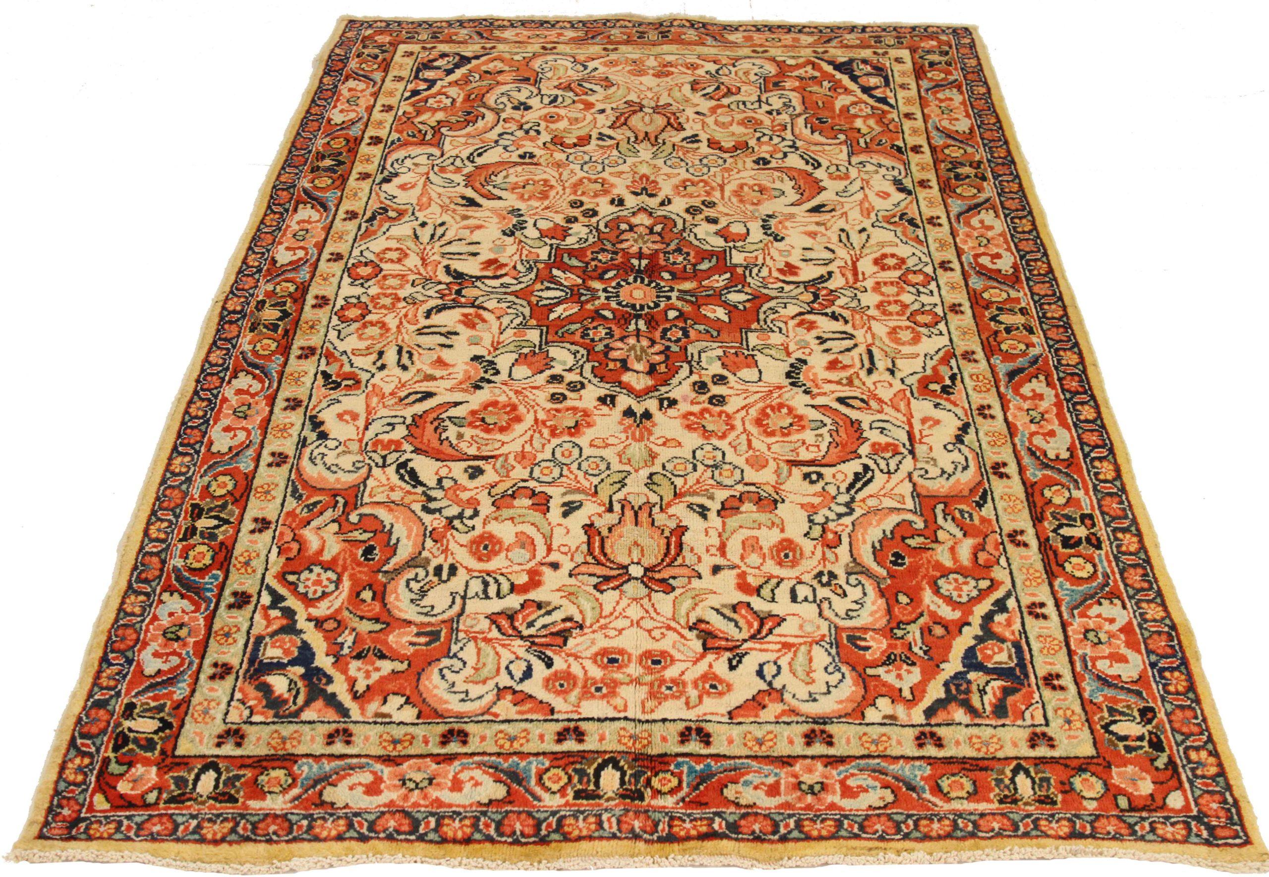Scopri l'eleganza dei tappeti persiani Mahal, caratterizzati da tappeti d'area del 1880. Progettato con una meticolosa attenzione ai dettagli, questo design esclusivo è perfetto per valorizzare il tuo spazio.