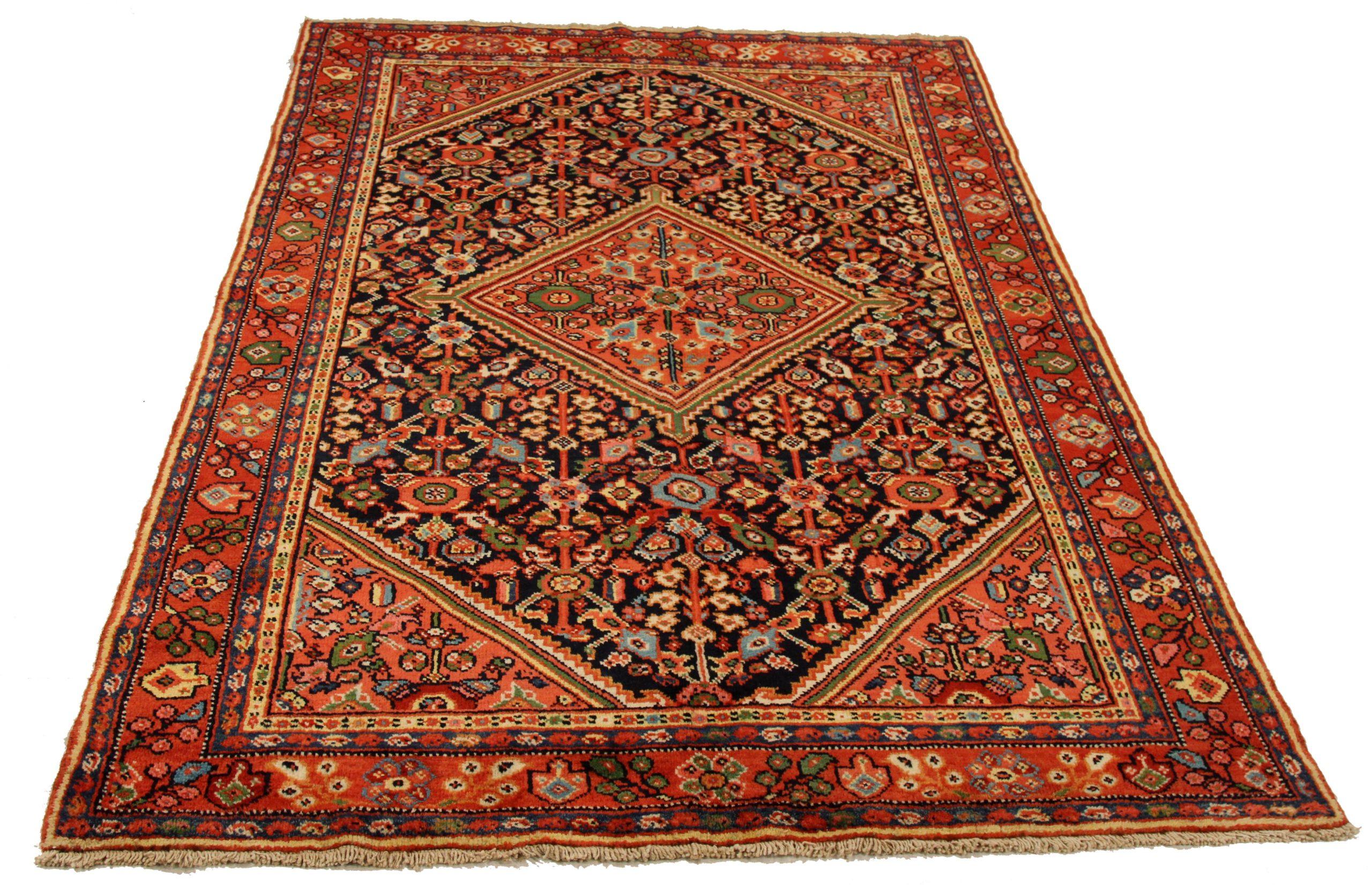 Scopri l'eleganza dei tappeti persiani Mahal, caratterizzati da tappeti d'area del 1880. Progettato con una meticolosa attenzione ai dettagli, questo design esclusivo è perfetto per valorizzare il tuo spazio.