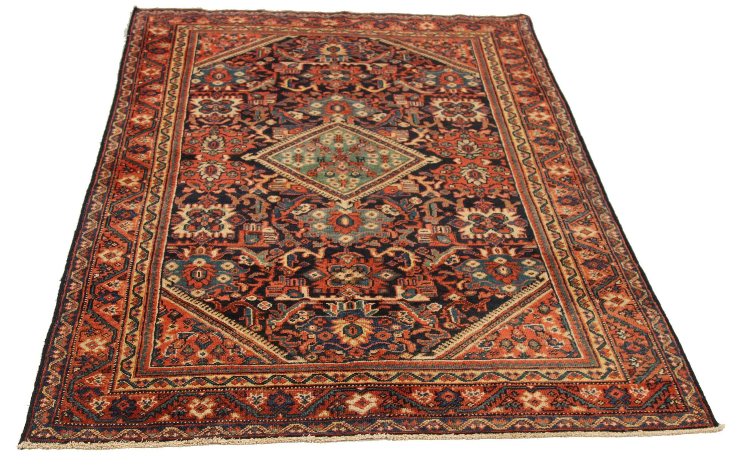 Scopri l'eleganza dei tappeti persiani Mahal, caratterizzati da tappeti d'area del 1880. Progettato con una meticolosa attenzione ai dettagli, questo design esclusivo è perfetto per valorizzare il tuo spazio.