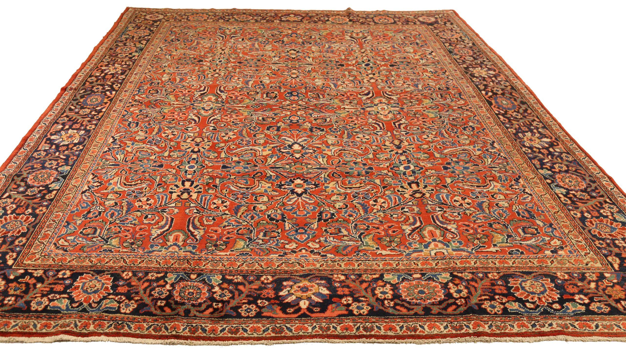 Entdecken Sie die Eleganz von Persian Mahal mit Teppichen aus der Zeit um 1880. Dieses exklusive Design, das mit viel Liebe zum Detail entworfen wurde, ist perfekt, um Ihren Raum zu verschönern.
