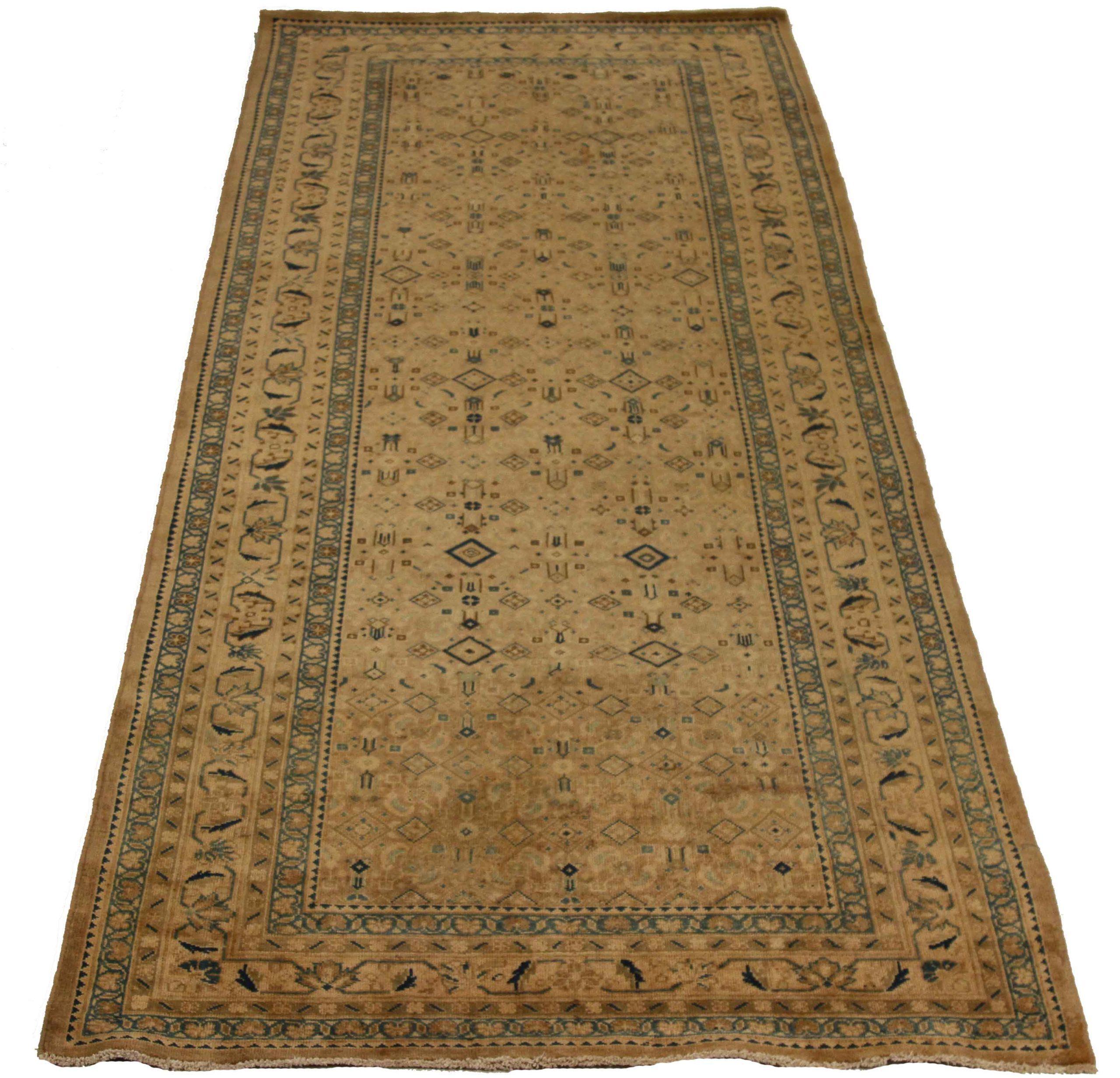 Scopri l'eleganza dei tappeti persiani Mahal, caratterizzati da tappeti d'area del 1880. Progettato con una meticolosa attenzione ai dettagli, questo design esclusivo è perfetto per valorizzare il tuo spazio.