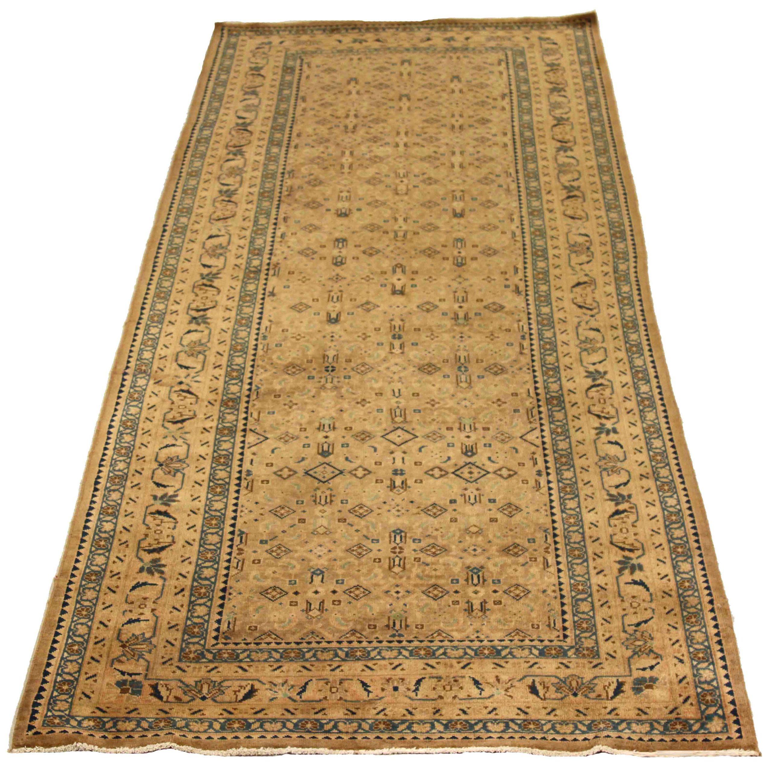 Scopri l'eleganza dei tappeti persiani Mahal, caratterizzati da tappeti d'area del 1880. Progettato con una meticolosa attenzione ai dettagli, questo design esclusivo è perfetto per valorizzare il tuo spazio.
