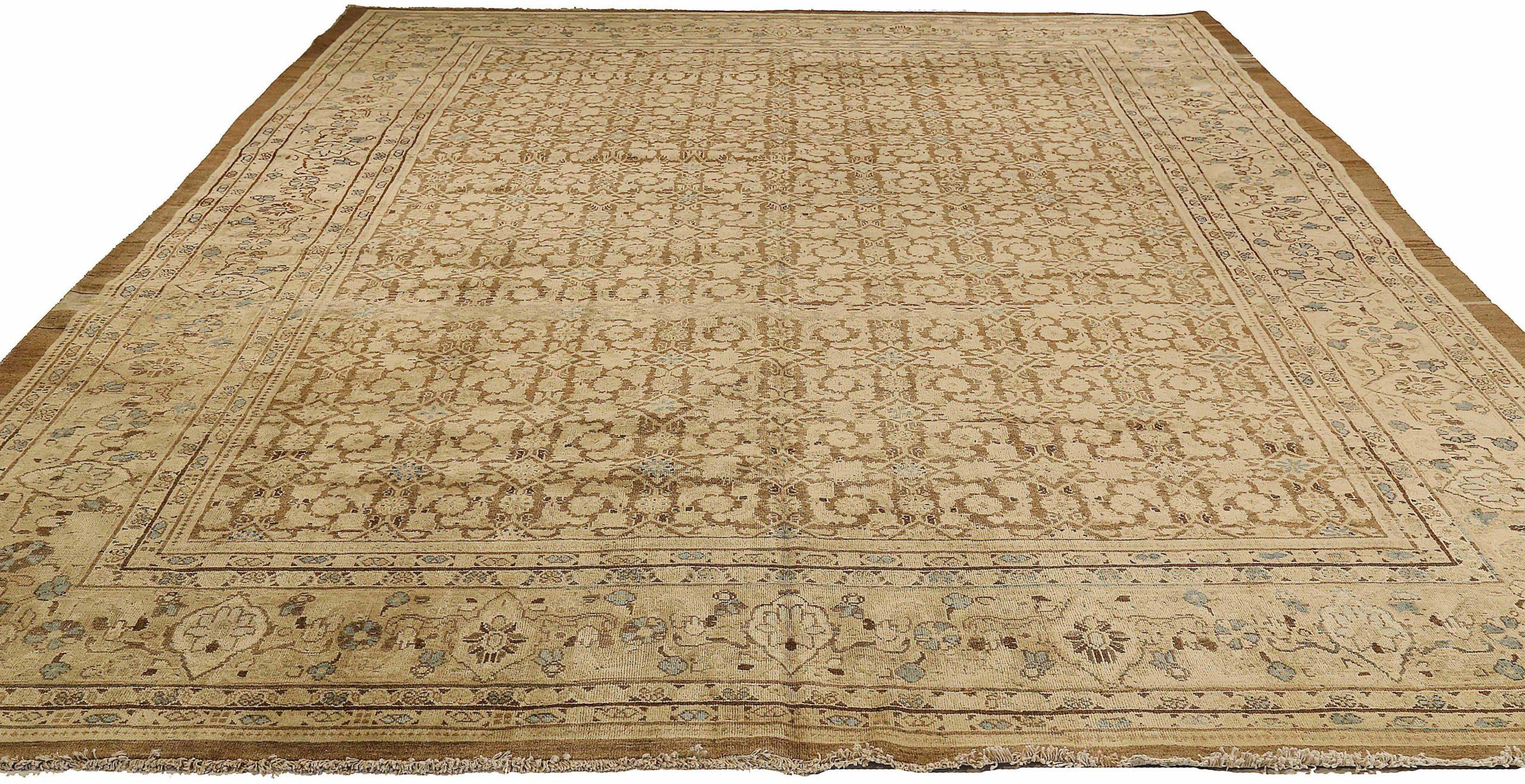Entdecken Sie die Eleganz von Persian Mahal mit Teppichen aus der Zeit um 1880. Dieses exklusive Design aus Wolle und BlauBraunElfenbein ist perfekt, um Ihren Raum zu verschönern.