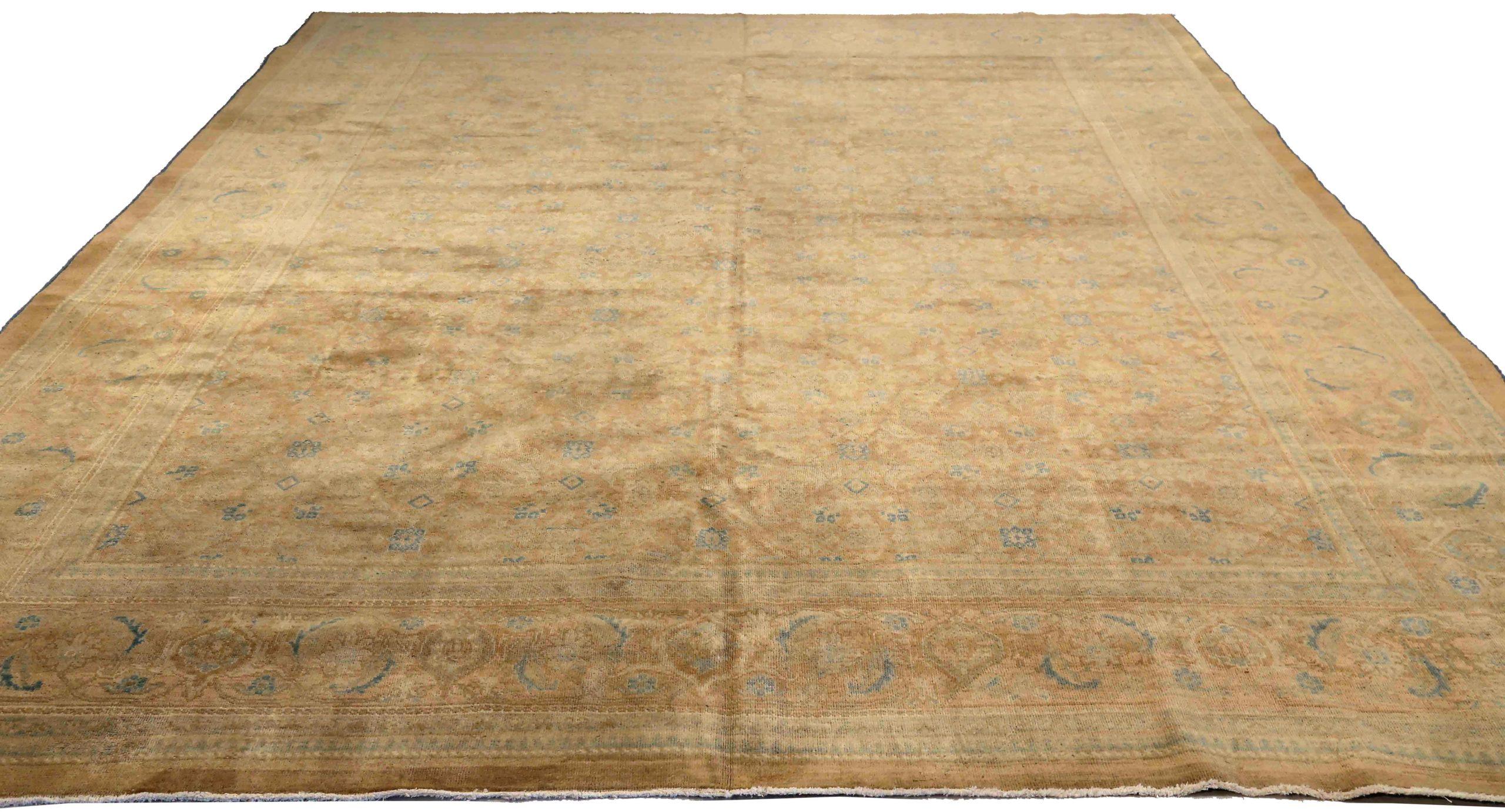 Scopri l'eleganza dei tappeti persiani Mahal, caratterizzati da tappeti d'area del 1880. Progettato con lana e blu-avorio-tortora, questo design esclusivo è perfetto per valorizzare il tuo spazio.