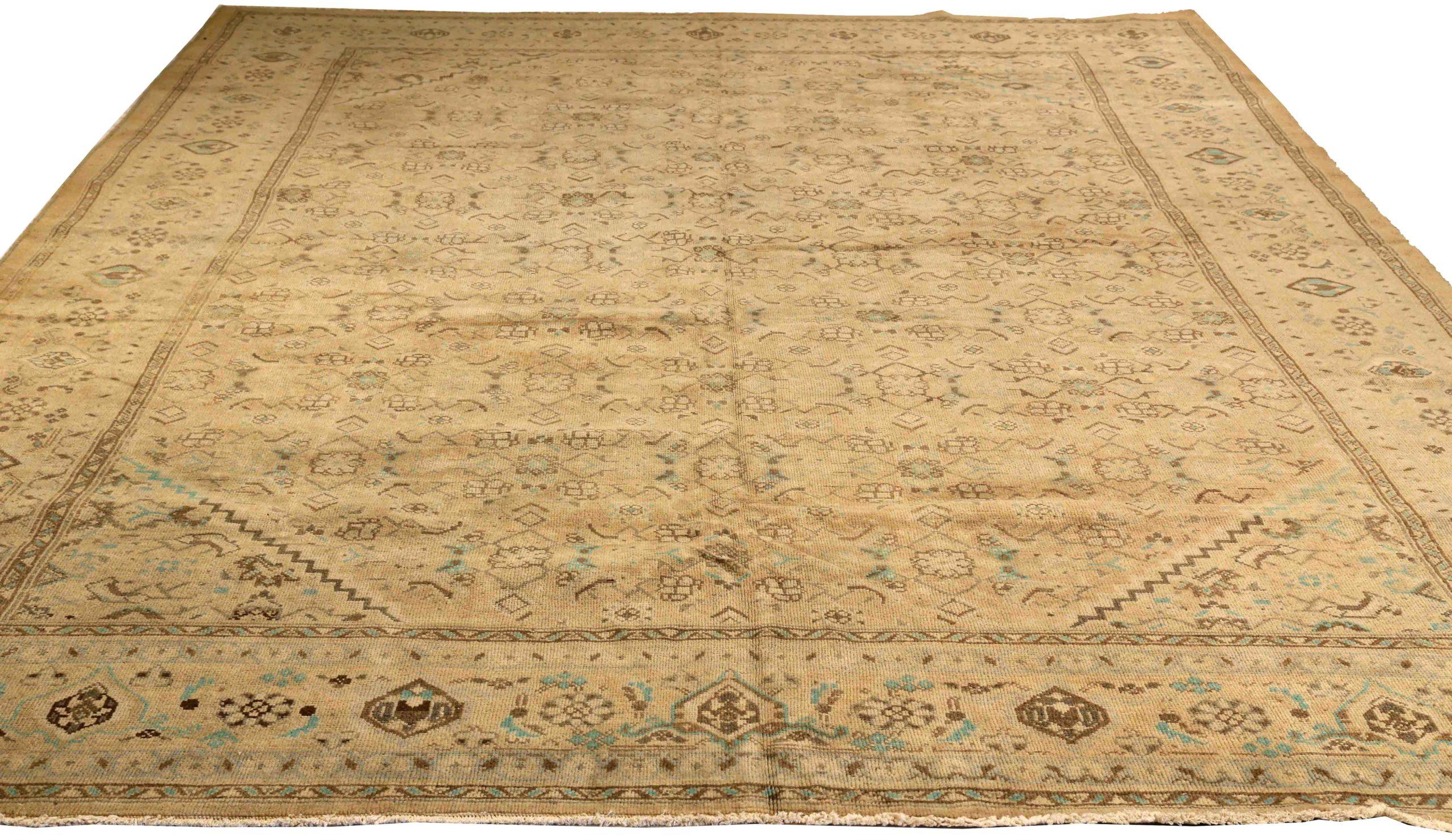 Scopri l'eleganza dei tappeti persiani Mahal, caratterizzati da tappeti d'area del 1880. Progettato in lana e marrone-avorio, questo design esclusivo è perfetto per valorizzare il tuo spazio.