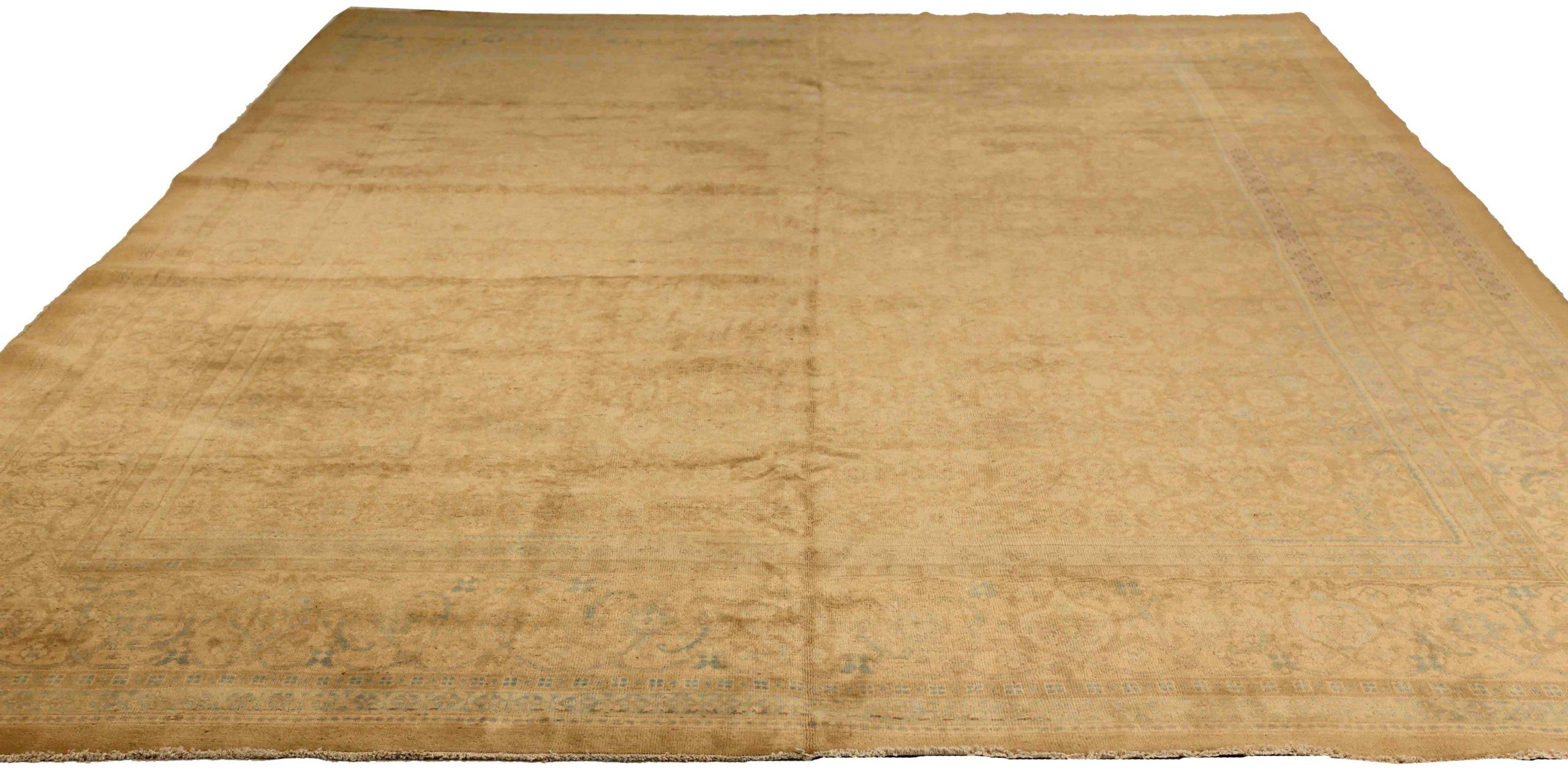 Scopri l'eleganza dei tappeti persiani Mahal, caratterizzati da tappeti d'area del 1880. Progettato in lana e marrone-avorio, questo design esclusivo è perfetto per valorizzare il tuo spazio.