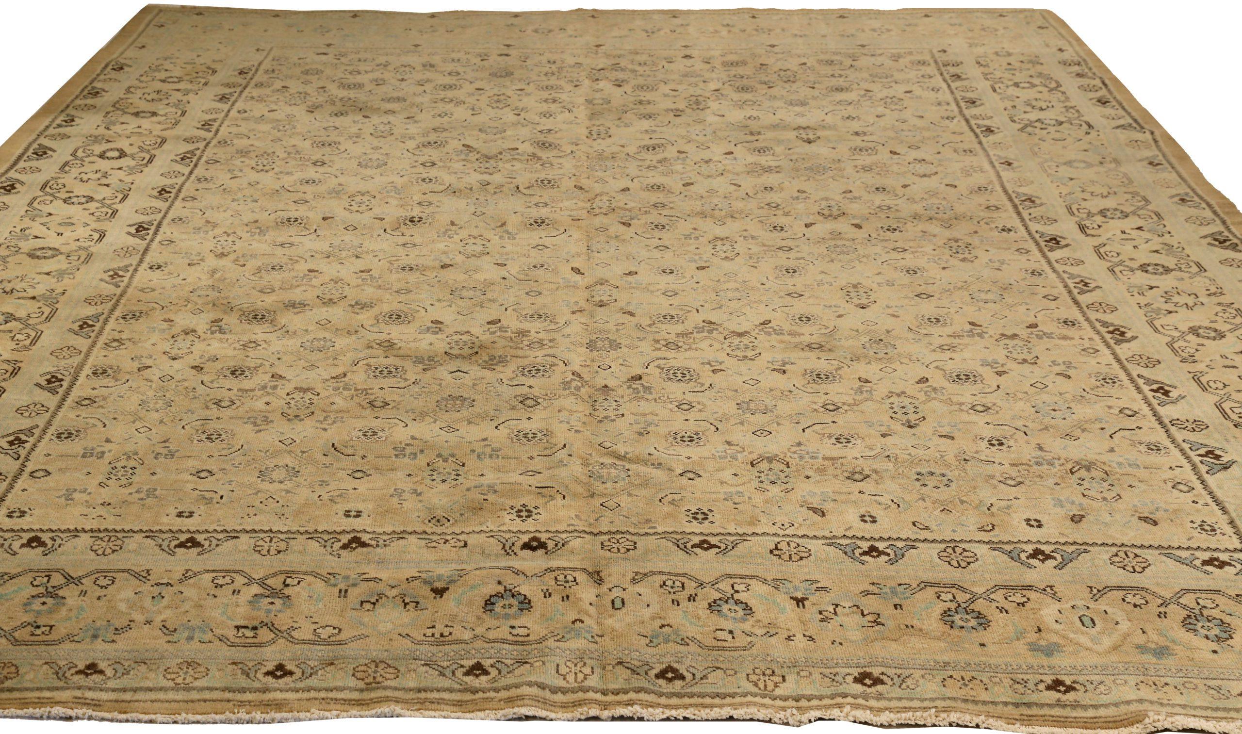 Scopri l'eleganza dei tappeti persiani Mahal, caratterizzati da tappeti d'area del 1880. Progettato in lana e marrone-avorio, questo design esclusivo è perfetto per valorizzare il tuo spazio.