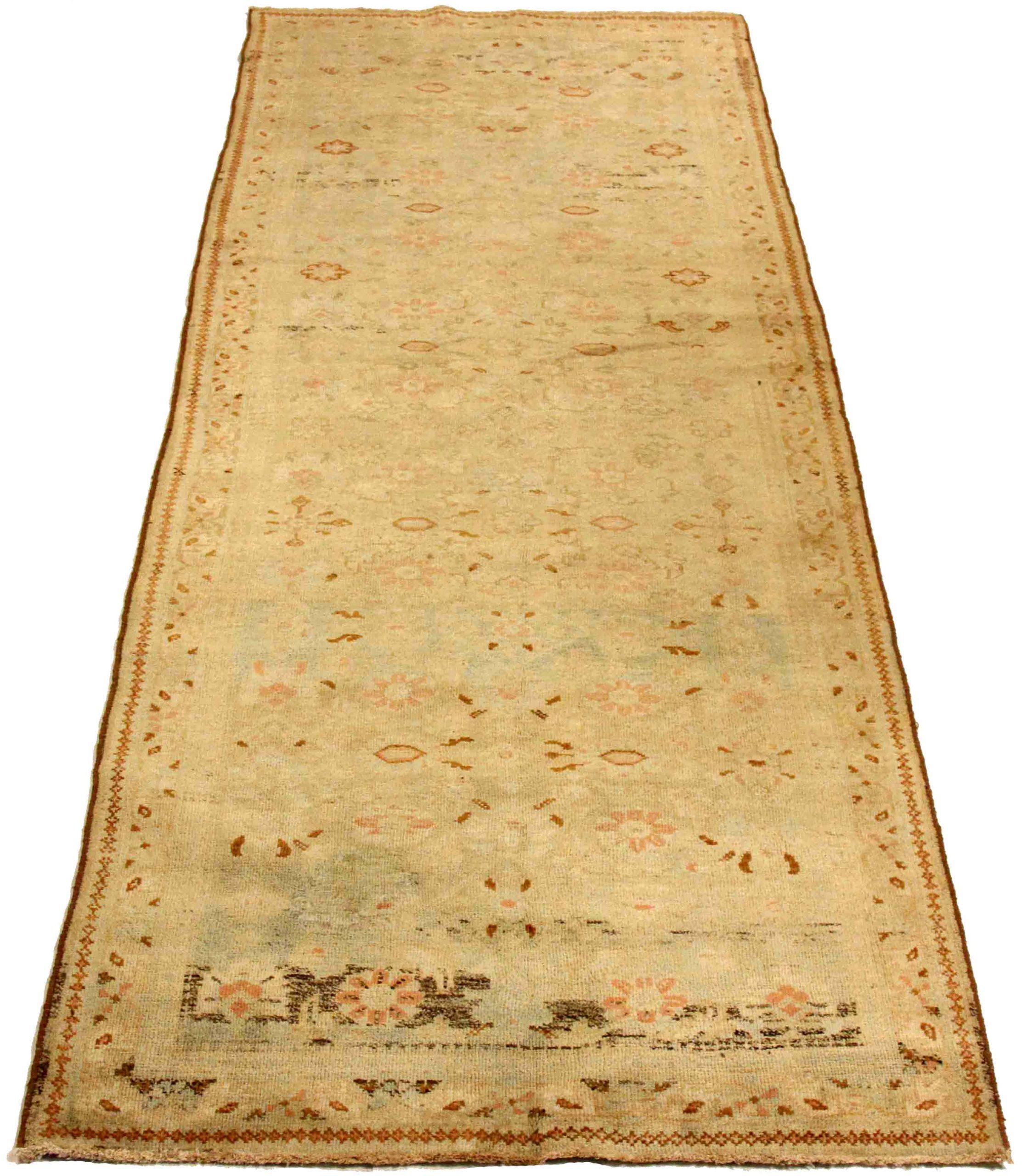 Entdecken Sie die Eleganz von Persian Mahal mit Teppichen aus der Zeit um 1880. Dieses exklusive Design aus Wolle und GreenIvoryPink ist perfekt, um Ihren Raum zu verschönern.