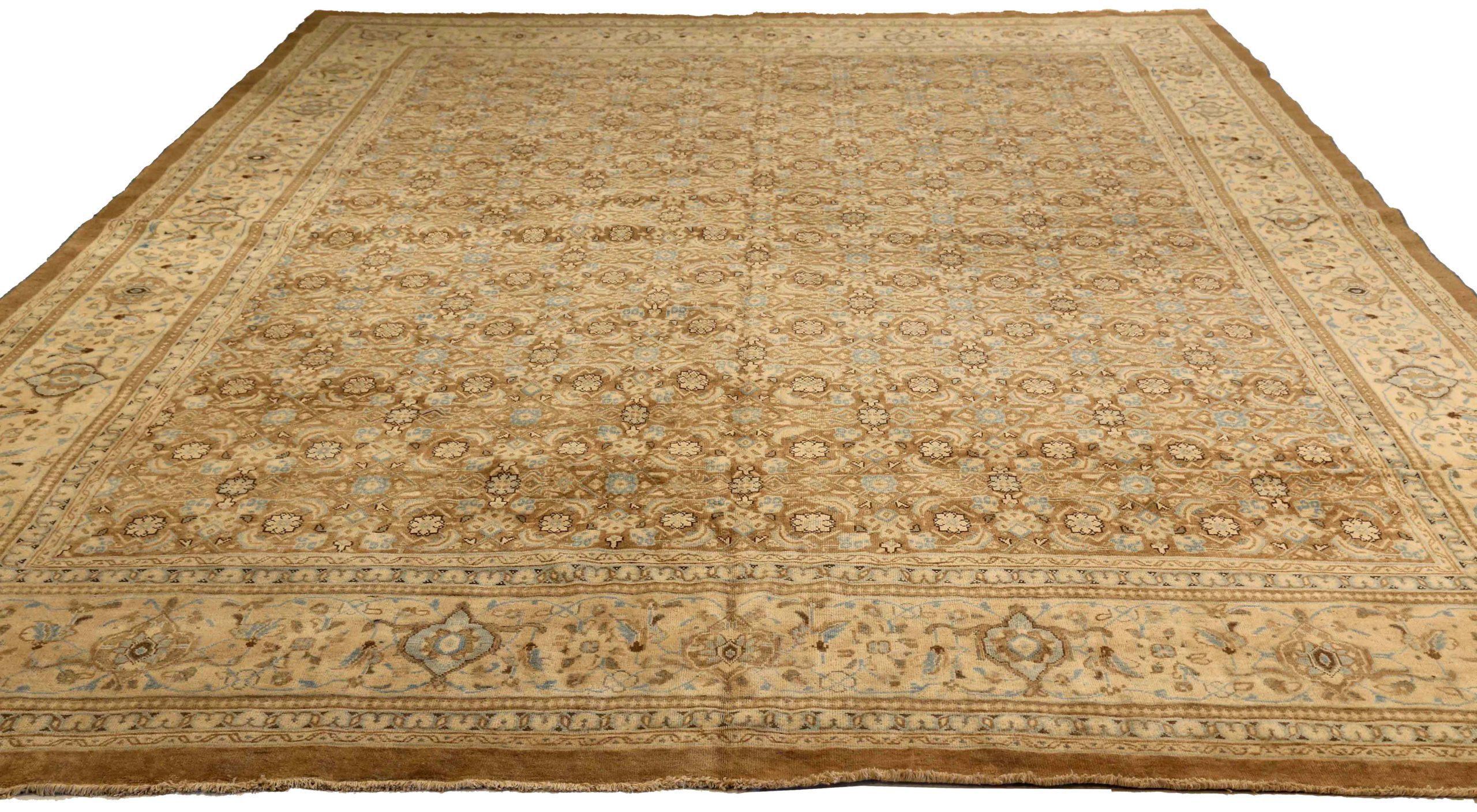 Scopri l'eleganza dei tappeti persiani Mahal, caratterizzati da tappeti d'area del 1910. Progettato con lana e blu-marrone-avorio, questo design esclusivo è perfetto per valorizzare il tuo spazio.