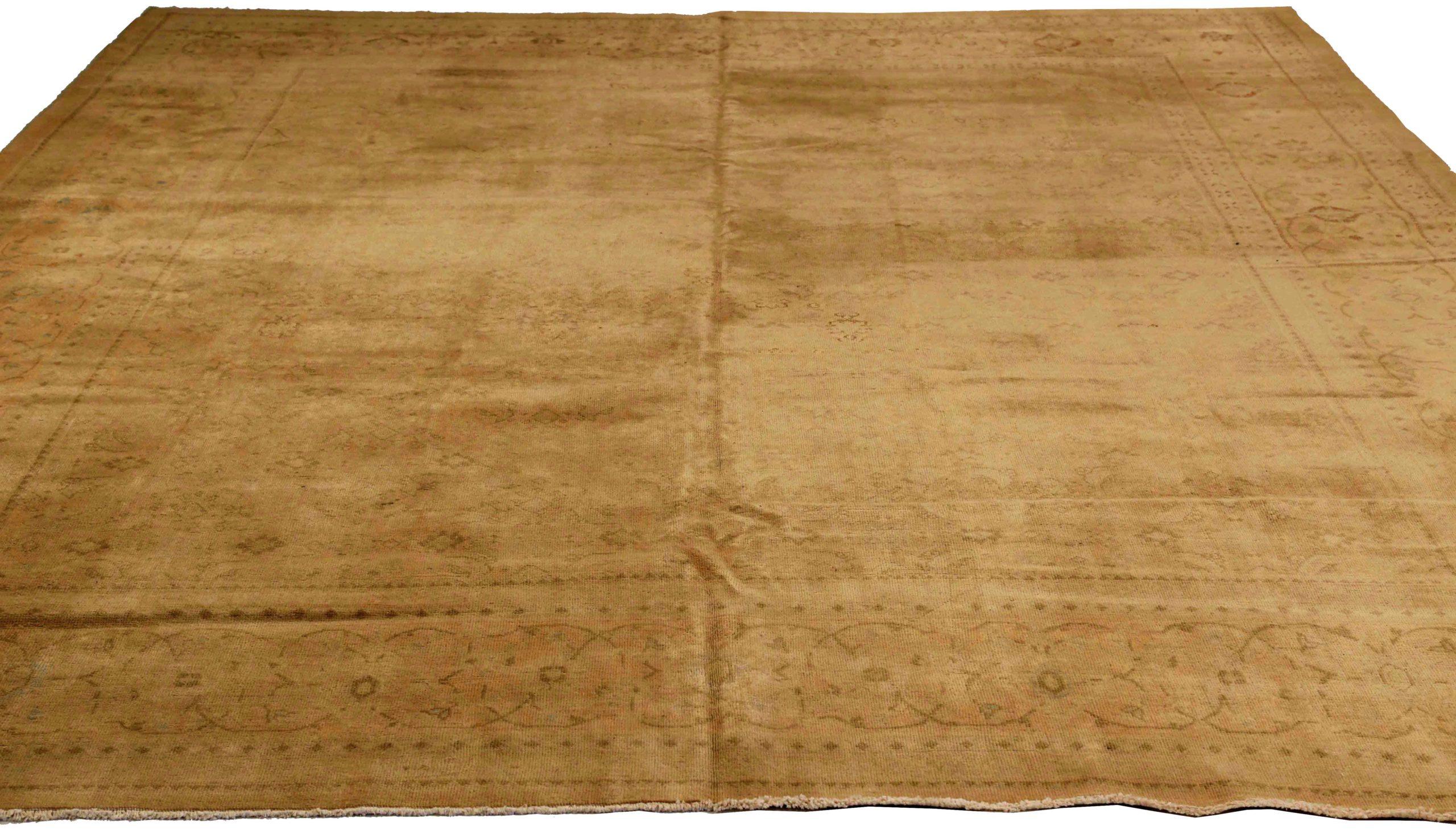 Scopri l'eleganza dei tappeti persiani Mahal, caratterizzati da tappeti d'area del 1910. Progettato con lana e giallo marrone-avorio, questo design esclusivo è perfetto per valorizzare il tuo spazio.