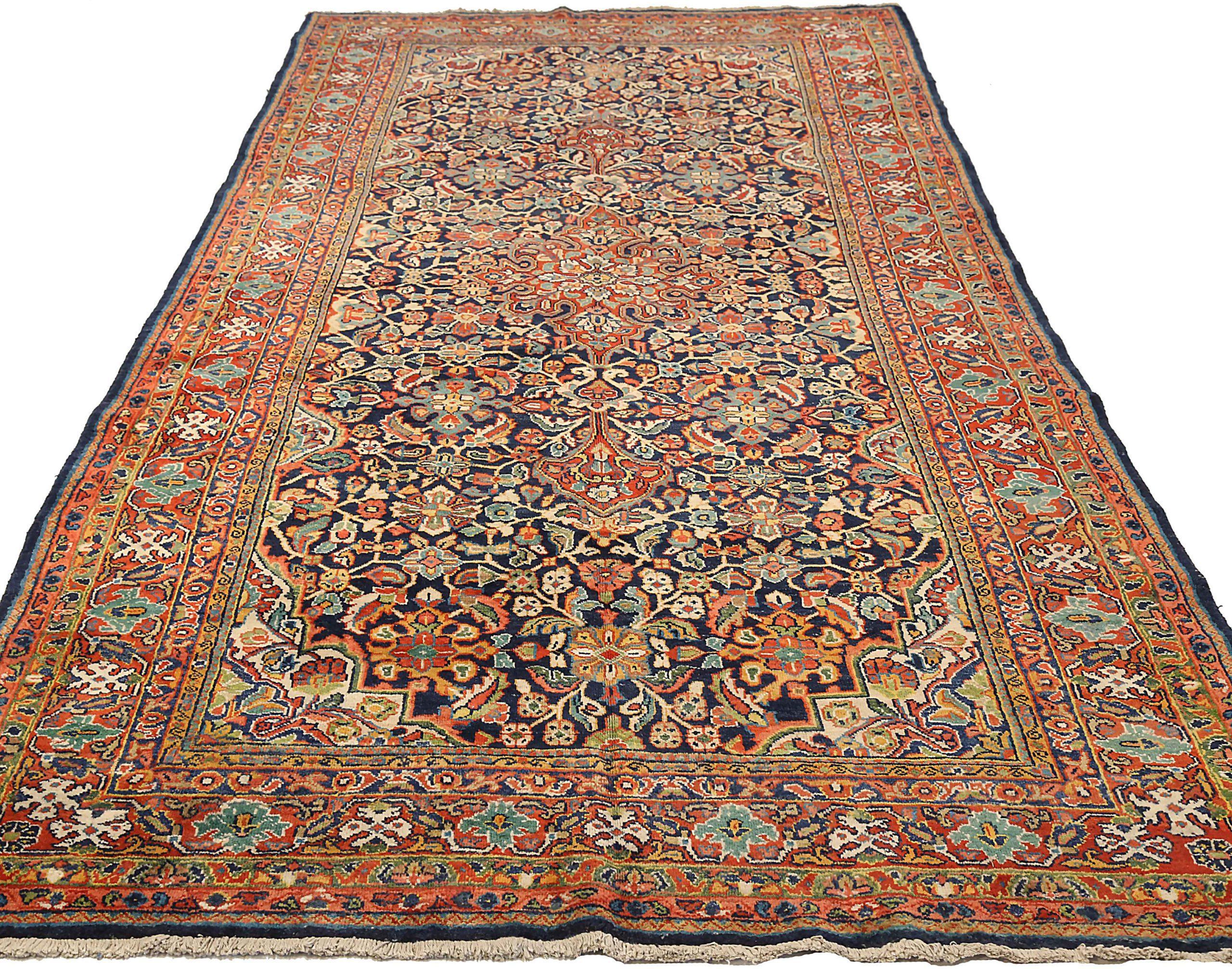 Scopri l'eleganza dei tappeti persiani Mahal, caratterizzati da tappeti d'area del 1910. Progettato con lana e avorio e blu-rosso, questo design esclusivo è perfetto per valorizzare il tuo spazio.